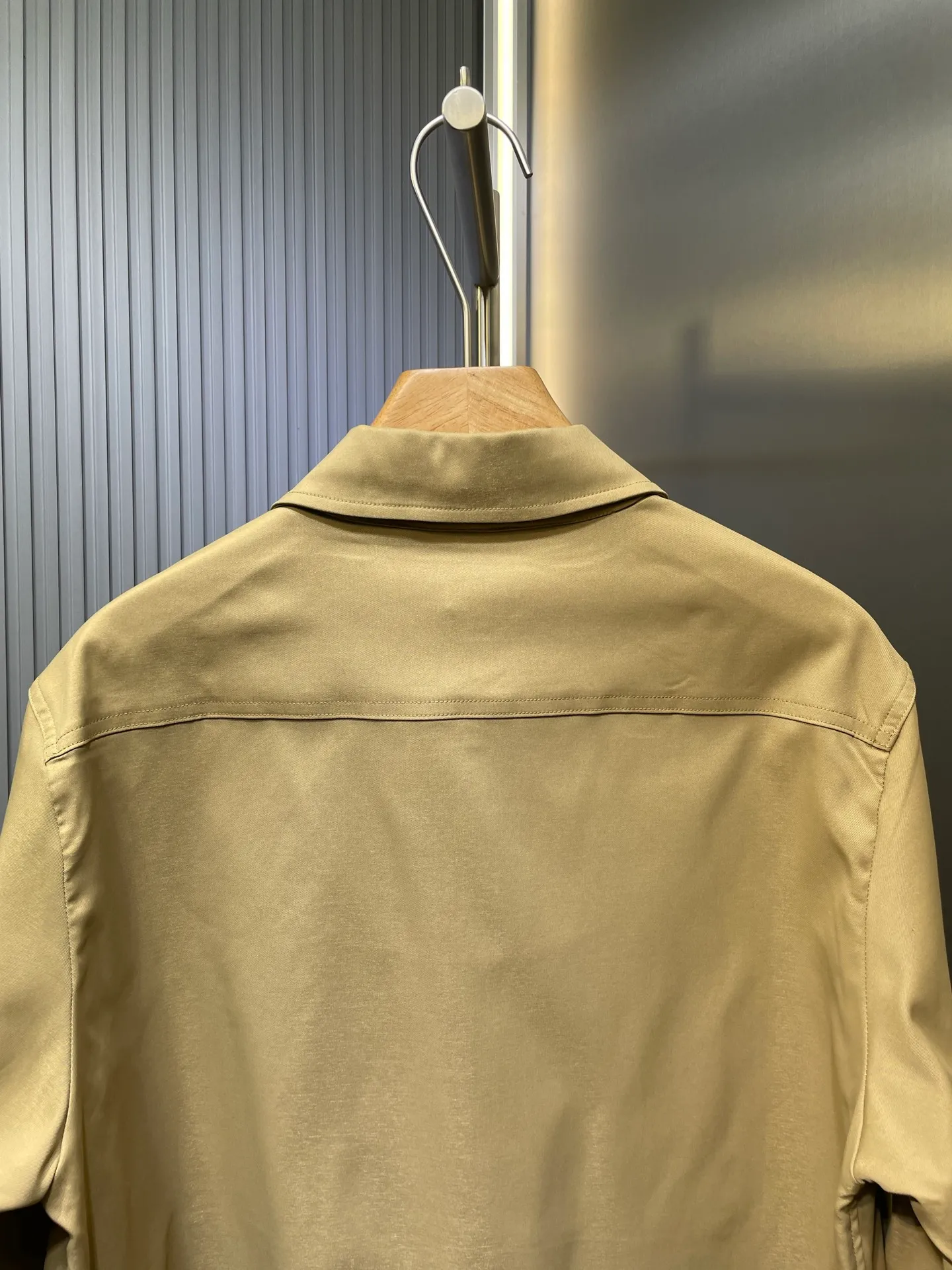 P520 Moncler 🌟【Top Original】Logo zipper shirt jacket. Custom-made high-quality cotton hidden pattern gabardine. Full of texture. Comfortable and close to the skin. The brown tone exudes restrained tenderness. The iconic Moncler logo embroidered logo is embellished on it to increase brand recognition. Simple and smooth lines. The zipper opening and closing also follows the principle of minimalism. Use simplicity as the pen and texture as the ink. Use the simplest elements. Outline the most moving fashion picture. Process 1: Use imported special machine infrared to position the "Moncler logo embroidery". The position is more accurate and strong. Process 2: Template machine opens the bag. The preset template guides the position, shape and size of the bag. The accuracy ensures the quality of the bag opening. Process 3: The fabrics are washed and have a better hand feel. Not easy to deform, not easy to shrink, not easy to fade, and maintain long-term beauty. Accessories: Customized 1:1 Moncler Embroidered logo, customized 1:1 Moncler snap button, customized 1:1 Moncler zipper, customized 1:1 Moncler trademark, version: loose version, size: S M L XL