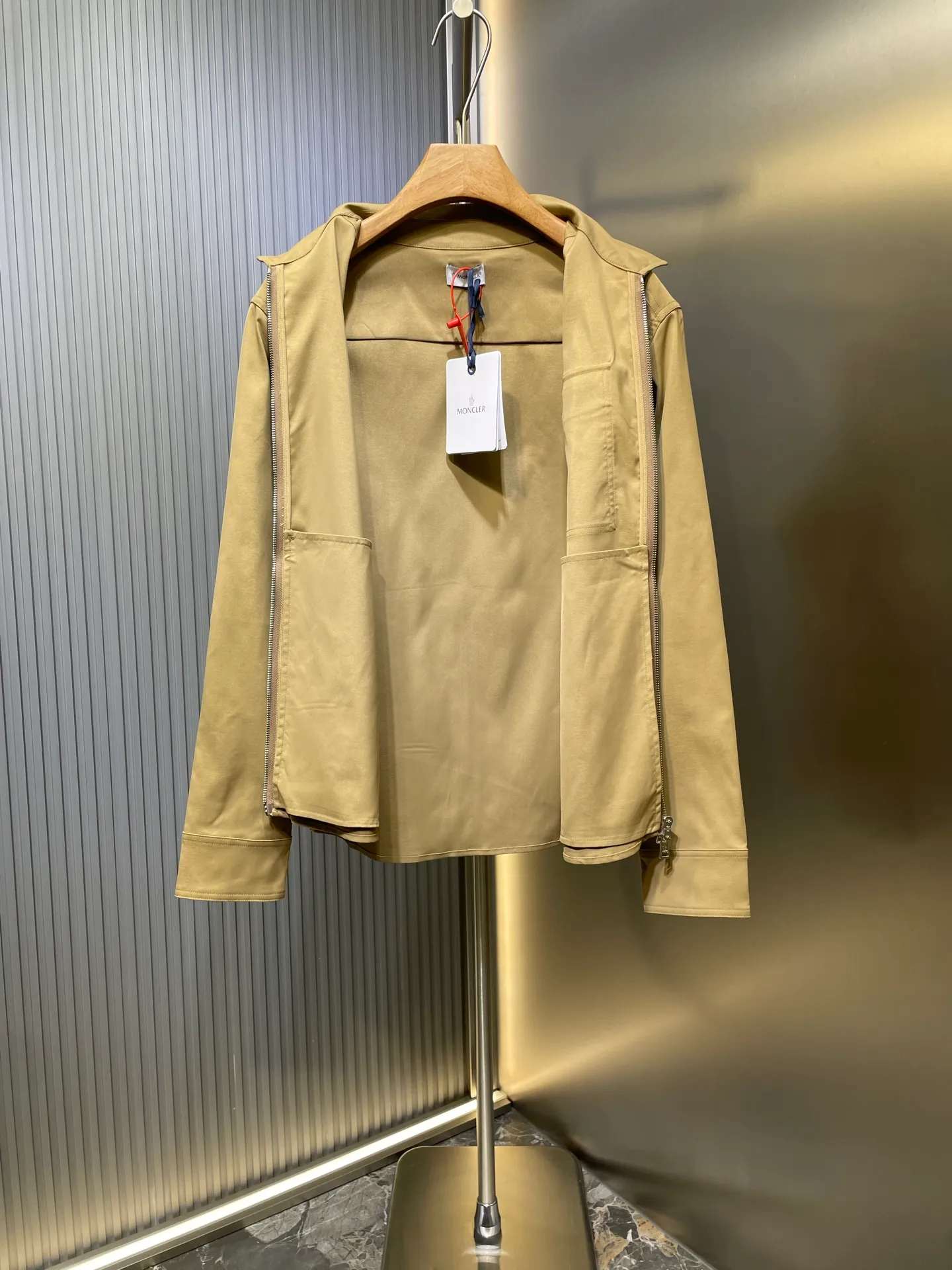 P520 Moncler 🌟【Top Original】Logo zipper shirt jacket. Custom-made high-quality cotton hidden pattern gabardine. Full of texture. Comfortable and close to the skin. The brown tone exudes restrained tenderness. The iconic Moncler logo embroidered logo is embellished on it to increase brand recognition. Simple and smooth lines. The zipper opening and closing also follows the principle of minimalism. Use simplicity as the pen and texture as the ink. Use the simplest elements. Outline the most moving fashion picture. Process 1: Use imported special machine infrared to position the "Moncler logo embroidery". The position is more accurate and strong. Process 2: Template machine opens the bag. The preset template guides the position, shape and size of the bag. The accuracy ensures the quality of the bag opening. Process 3: The fabrics are washed and have a better hand feel. Not easy to deform, not easy to shrink, not easy to fade, and maintain long-term beauty. Accessories: Customized 1:1 Moncler Embroidered logo, customized 1:1 Moncler snap button, customized 1:1 Moncler zipper, customized 1:1 Moncler trademark, version: loose version, size: S M L XL