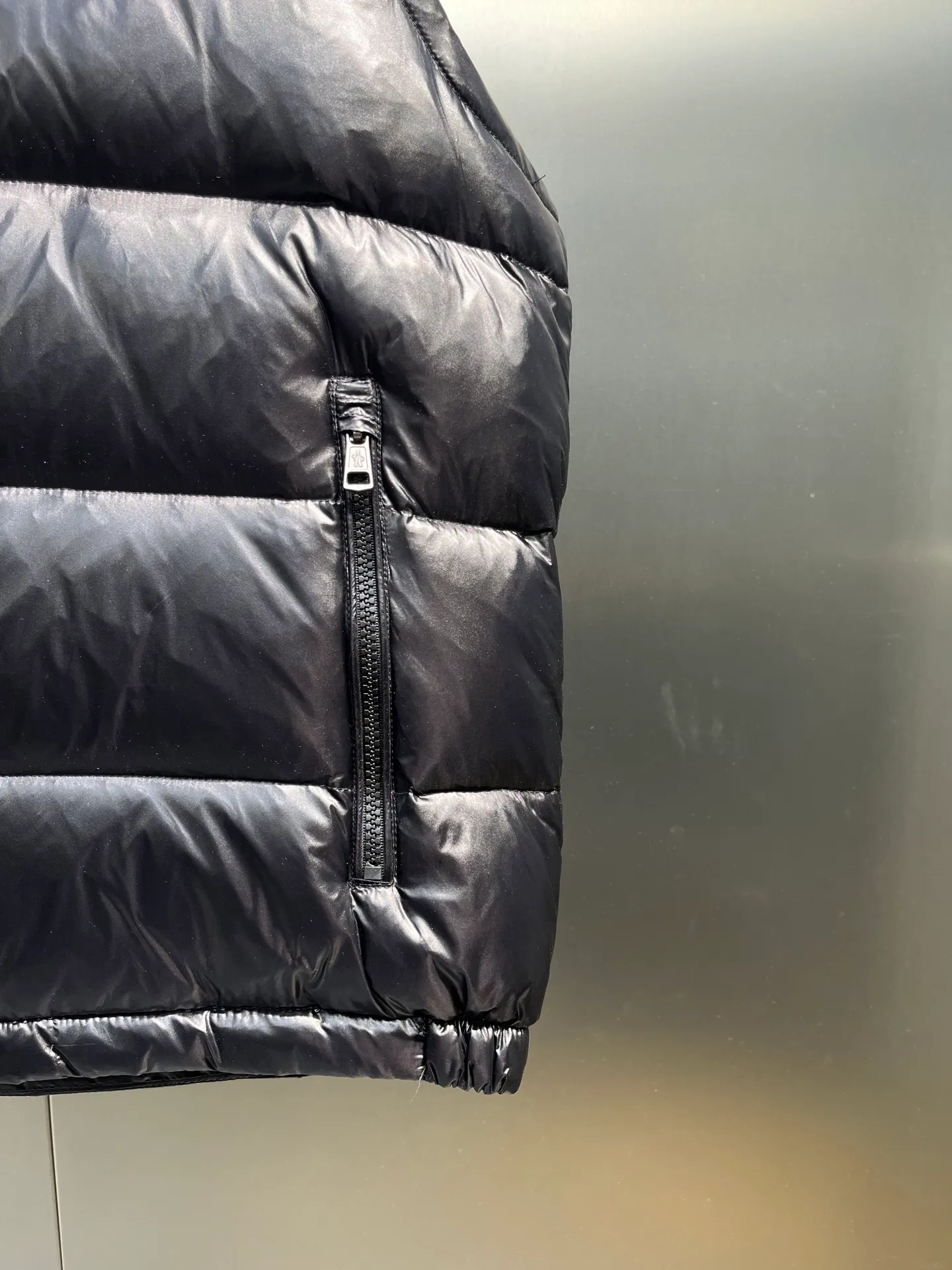 P530 MONCLER 🌟Mandou-style high-version hooded down vest for couples. A super popular item, made in a unique street punk style. High-standard down vest jacket for couples. The most popular style at the moment. Made of M's signature matte technical waterproof fabric, the fabric feels smooth and very textured, and is equipped with classic rectangular quilting to ensure the even distribution of down inside, bringing the ultimate warm and comfortable wearing experience, and it is also very fashionable and stylish! It is filled with imported European standard 90% velvet, which can effectively lock in and collect heat. You can feel its plump state by looking at the actual pictures. It is quite light on the upper body and does not feel bloated at all! The quality is definitely at the same level as the same counter. Friends who have ultra-high standards and pursuit of quality are recommended to buy it now. Color: Black Size: 1 2 3 4 5