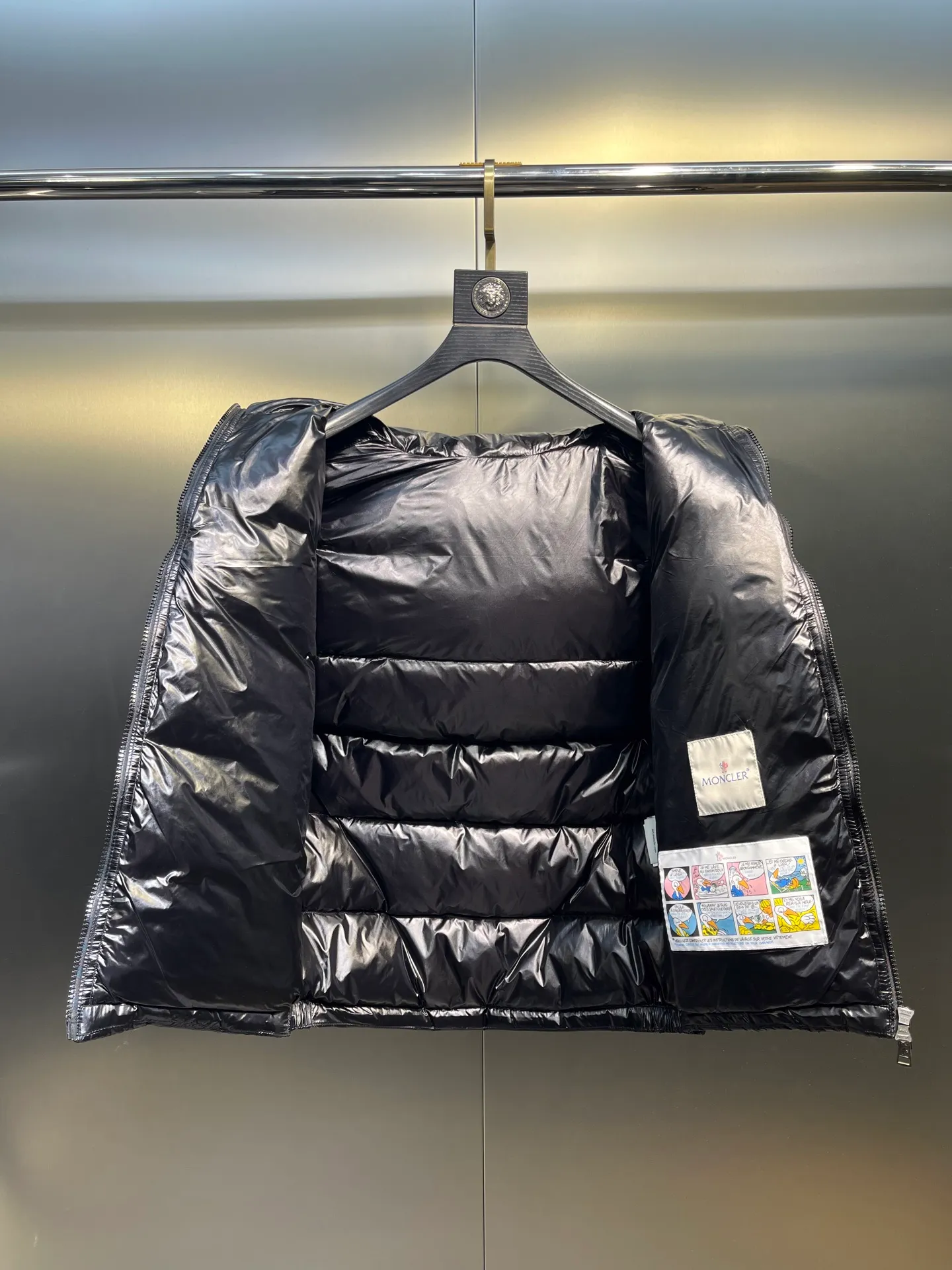 P530 MONCLER 🌟Mandou-style high-version hooded down vest for couples. A super popular item, made in a unique street punk style. High-standard down vest jacket for couples. The most popular style at the moment. Made of M's signature matte technical waterproof fabric, the fabric feels smooth and very textured, and is equipped with classic rectangular quilting to ensure the even distribution of down inside, bringing the ultimate warm and comfortable wearing experience, and it is also very fashionable and stylish! It is filled with imported European standard 90% velvet, which can effectively lock in and collect heat. You can feel its plump state by looking at the actual pictures. It is quite light on the upper body and does not feel bloated at all! The quality is definitely at the same level as the same counter. Friends who have ultra-high standards and pursuit of quality are recommended to buy it now. Color: Black Size: 1 2 3 4 5