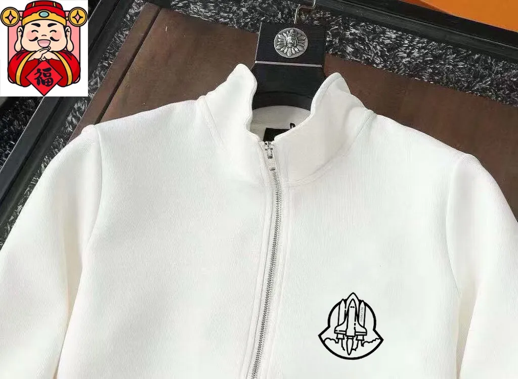 P400 💰【MONCLER】(Gospel for Fatty) hot-selling suit is coming. Focus on the original version of the official website. 2025 new hot-selling cardigan and sweatshirt suit. The original order is the best. 🇭🇰The meticulous work of top designers. Just for a fitting and perfect upper body effect. All-natural high-quality Roman cotton 100%, close-fitting comfort, noble and elegant! Original hardware embodies elegance and nobility! Counter size: M-5XL (maximum wear up to 220 pounds)