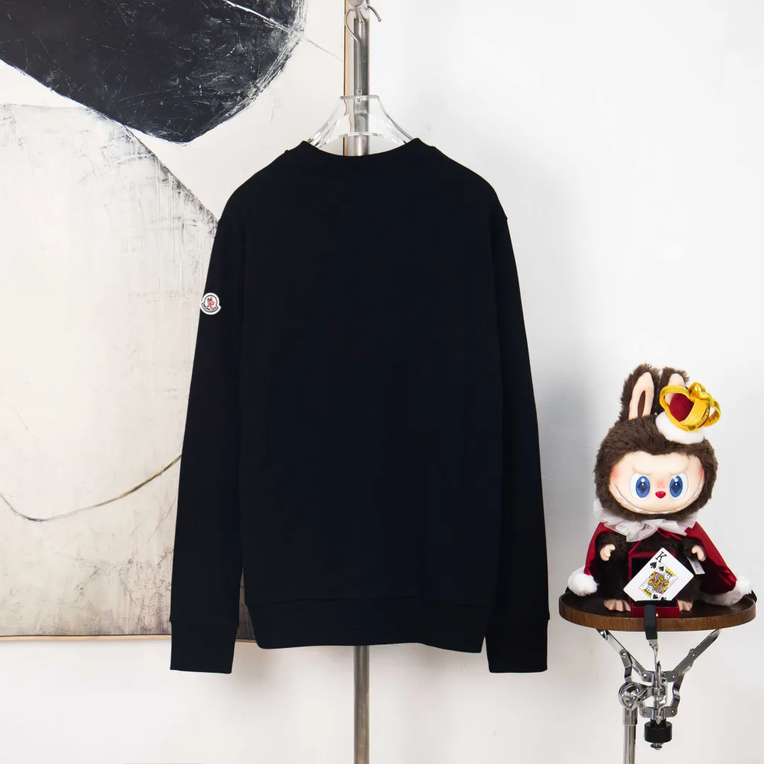 P400 💰 zp version [Exclusive supply] MONCLER embroidered flower logo sweatshirt Fabric: Made of 380g double-strand pure cotton terry. Fabric: Thread with 1*1 double yarn thread. Matching dyeing in the same vat. Technology: The embroidery adopts 3D three-dimensional embroidery technology, and the original computer scan and print is restored 1:1. There is a brand logo icon in the middle of the flower, as well as MONCLER embroidery. This cotton-blend sweatshirt is inspired by Grenoble's coat of arms and features a floral logo patch. Pair with matching T-shirt and shorts for a casual ensemble. Round neck made of cotton and modal blended fleece fabric Embroidered flower logo patch Accessories: Customized 1:1 washed trademark Craftsmanship: Customized 1:1 embroidered armband Craftsmanship: Customized 1:1 flower embroidery Size: S M L XL Color: Black Number: XS10181