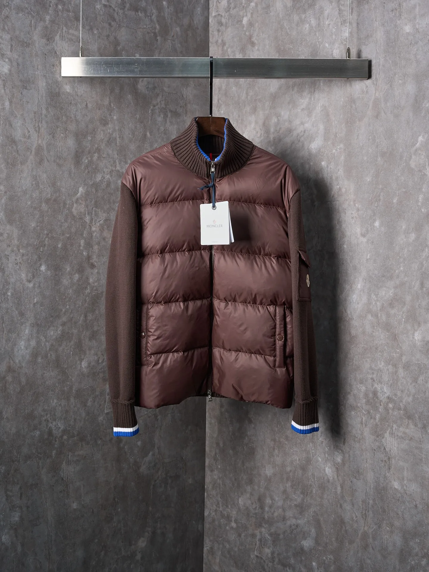 P670 Actual hanging auction] MONCLER/Muzzled Contrast trimmed wool stitching stand collar zipper down jacket [Color] Black Maroon [Ready Stock] S/1 M/2 L/3 XL/4 This zipper cardigan is paired with a stuffed down front, making it easy to create a look in all seasons. Inspired by the brand's heritage, it is embellished with three-color trim. A medium-weight knit that can easily be worn as an outer layer in milder weather, it's a practical addition to a versatile wardrobe. Made of cotton with Airsoft down front filling, flat stitch 7-gauge collar with tricolor trim, zipper closure, zippered pockets, logo patch