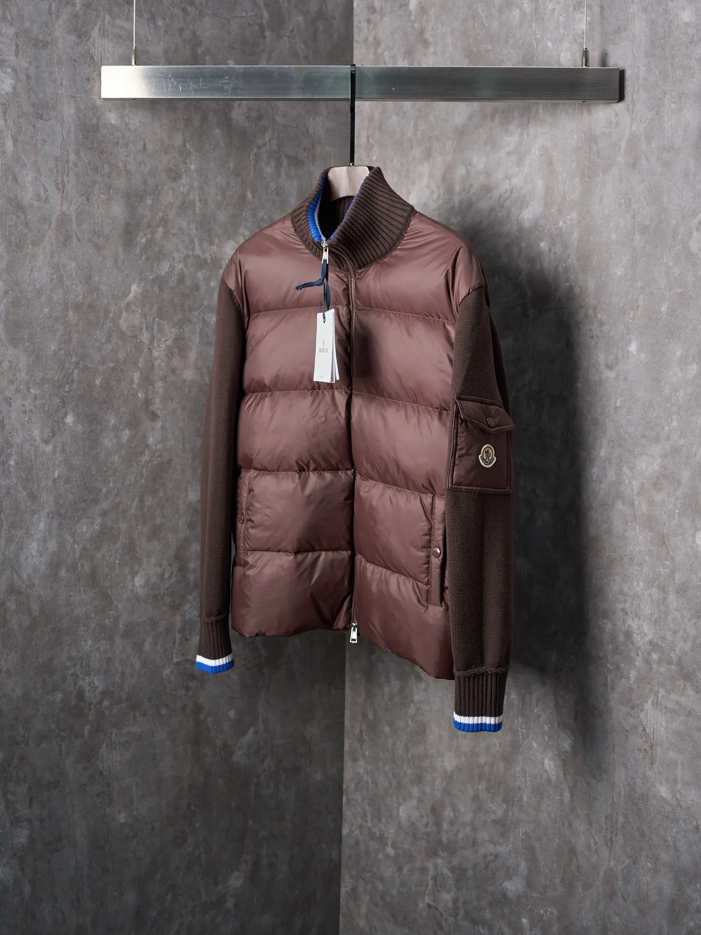 P670 Actual hanging auction] MONCLER/Muzzled Contrast trimmed wool stitching stand collar zipper down jacket [Color] Black Maroon [Ready Stock] S/1 M/2 L/3 XL/4 This zipper cardigan is paired with a stuffed down front, making it easy to create a look in all seasons. Inspired by the brand's heritage, it is embellished with three-color trim. A medium-weight knit that can easily be worn as an outer layer in milder weather, it's a practical addition to a versatile wardrobe. Made of cotton with Airsoft down front filling, flat stitch 7-gauge collar with tricolor trim, zipper closure, zippered pockets, logo patch