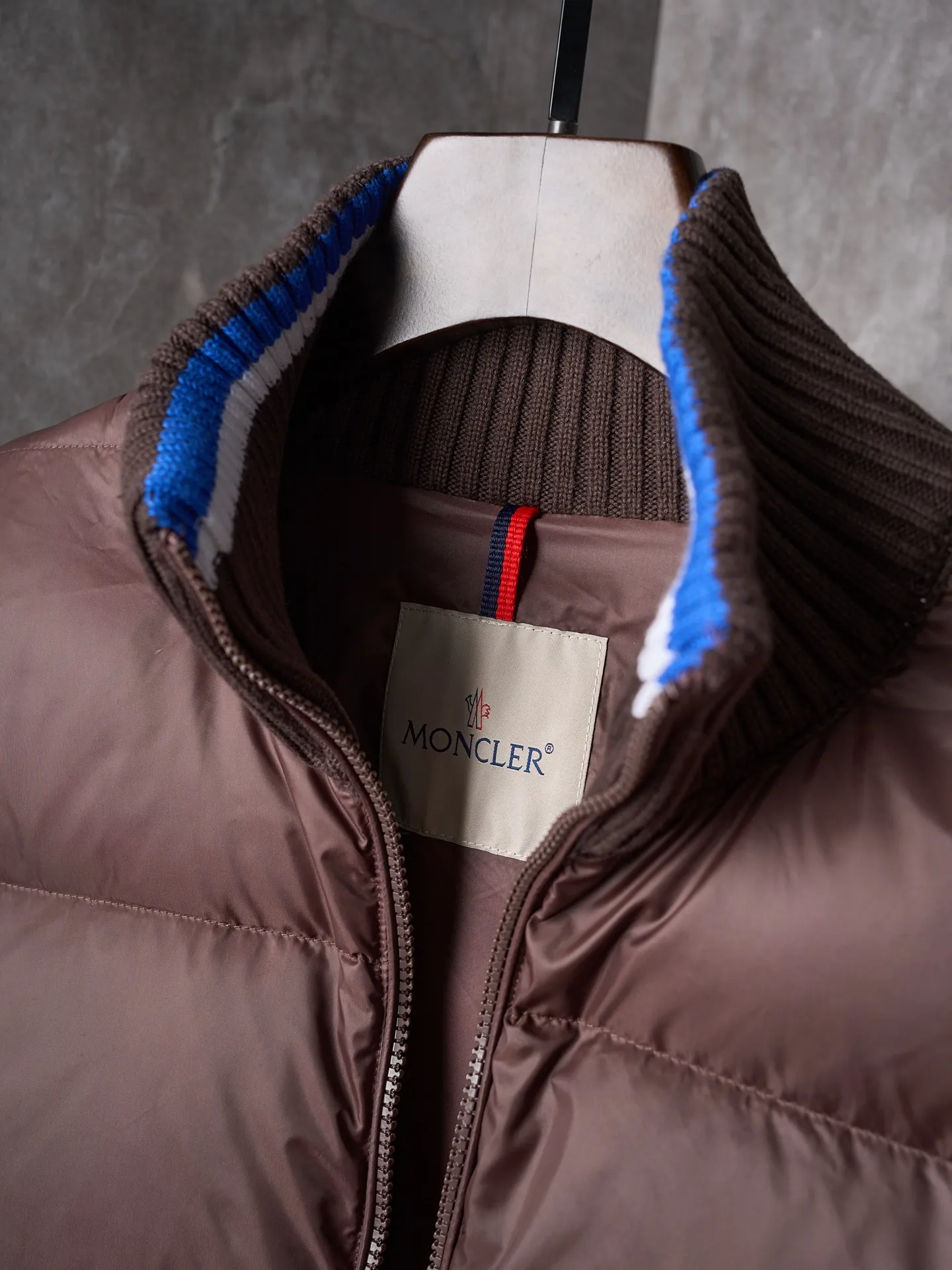 P670 Actual hanging auction] MONCLER/Muzzled Contrast trimmed wool stitching stand collar zipper down jacket [Color] Black Maroon [Ready Stock] S/1 M/2 L/3 XL/4 This zipper cardigan is paired with a stuffed down front, making it easy to create a look in all seasons. Inspired by the brand's heritage, it is embellished with three-color trim. A medium-weight knit that can easily be worn as an outer layer in milder weather, it's a practical addition to a versatile wardrobe. Made of cotton with Airsoft down front filling, flat stitch 7-gauge collar with tricolor trim, zipper closure, zippered pockets, logo patch