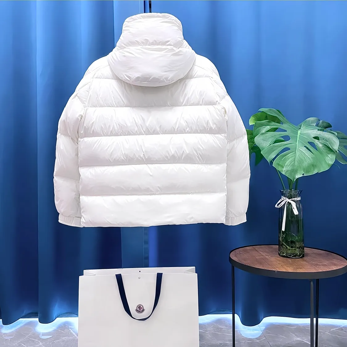 Moncler The Vezere down jacket is made from longue saison fabric, which is both lightweight and warm. This short down jacket features a hood that can be easily removed depending on the weather. The jacket's silhouette and sleeve patch pockets pay homage to the iconic Moncler Maya down jacket. •Made in longue saison fabric •Nylon léger brillant lining •Down filled •Removable and adjustable hood •Zip and snap fastening •Zip pockets •Patch pockets on sleeves •Adjustable cuffs •Drawstring hem