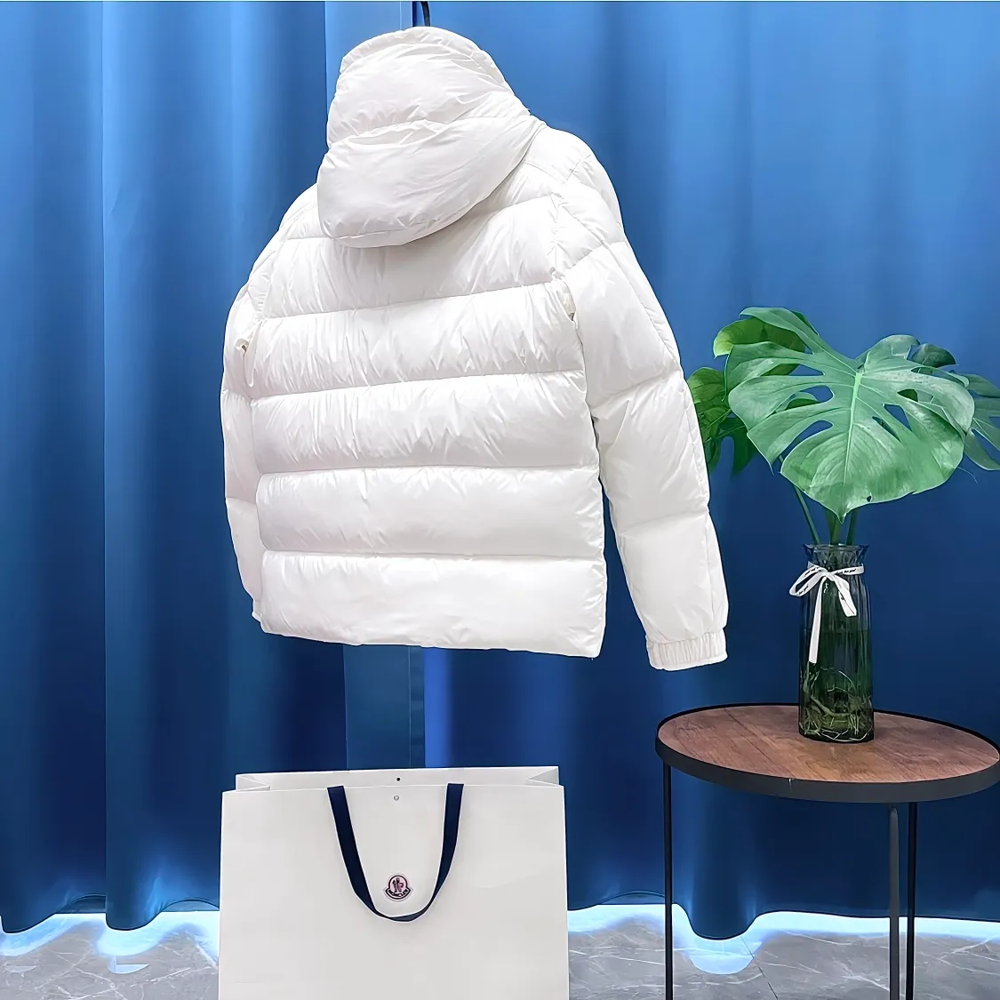 Moncler The Vezere down jacket is made from longue saison fabric, which is both lightweight and warm. This short down jacket features a hood that can be easily removed depending on the weather. The jacket's silhouette and sleeve patch pockets pay homage to the iconic Moncler Maya down jacket. •Made in longue saison fabric •Nylon léger brillant lining •Down filled •Removable and adjustable hood •Zip and snap fastening •Zip pockets •Patch pockets on sleeves •Adjustable cuffs •Drawstring hem