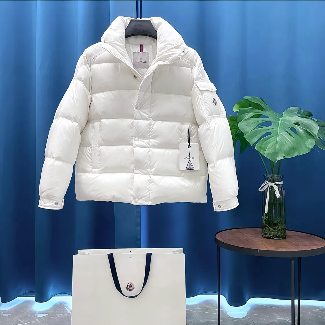 Moncler The Vezere down jacket is made from longue saison fabric, which is both lightweight and warm. This short down jacket features a hood that can be easily removed depending on the weather. The jacket's silhouette and sleeve patch pockets pay homage to the iconic Moncler Maya down jacket. •Made in longue saison fabric •Nylon léger brillant lining •Down filled •Removable and adjustable hood •Zip and snap fastening •Zip pockets •Patch pockets on sleeves •Adjustable cuffs •Drawstring hem