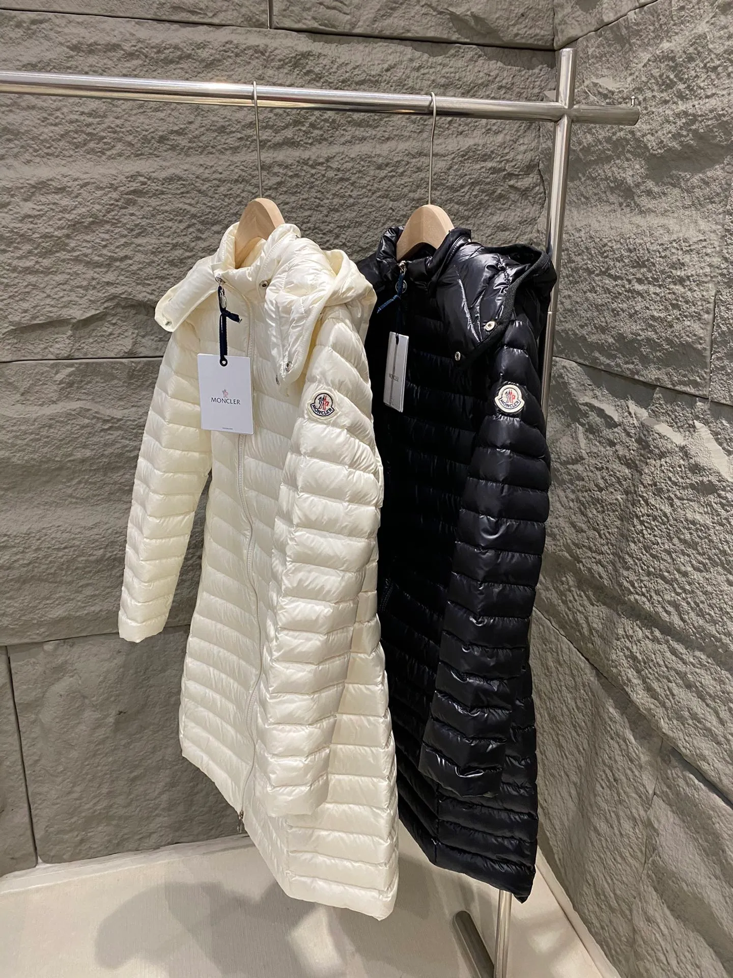 P860 Moncler 25 new Igelong hooded long waisted down jacket women's jacket lgelong down jacket is made of longuesaison fabric, providing daily comfortable wearing experience. This nylon repels the cold without being bulky, making it ideal for mild weather. Designed to be long, it has a slim fit and has a nipped-in waist for a feminine silhouette. Color: Ivory/Black Size: 1/2/3/4