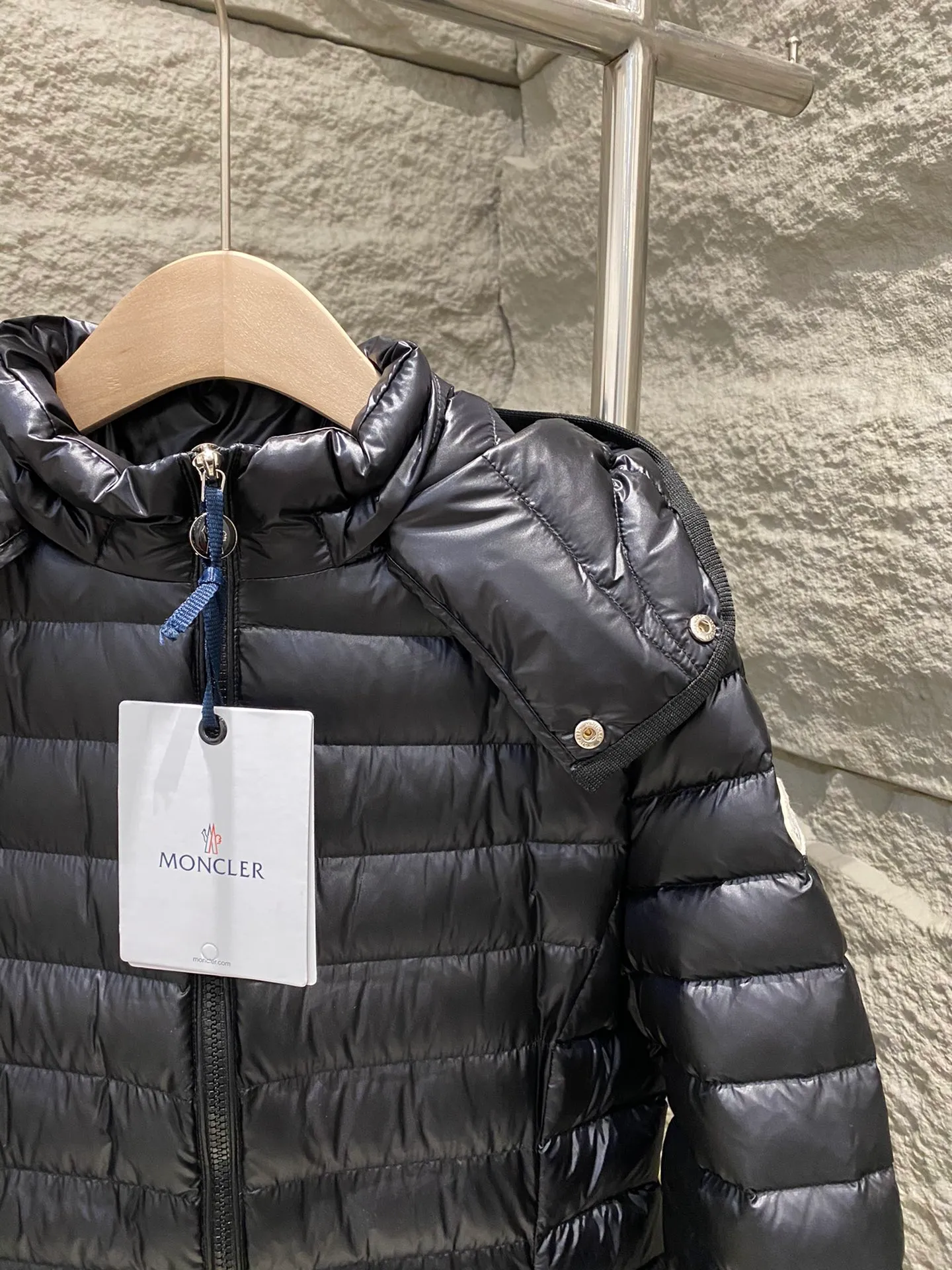 P860 Moncler 25 new Igelong hooded long waisted down jacket women's jacket lgelong down jacket is made of longuesaison fabric, providing daily comfortable wearing experience. This nylon repels the cold without being bulky, making it ideal for mild weather. Designed to be long, it has a slim fit and has a nipped-in waist for a feminine silhouette. Color: Ivory/Black Size: 1/2/3/4
