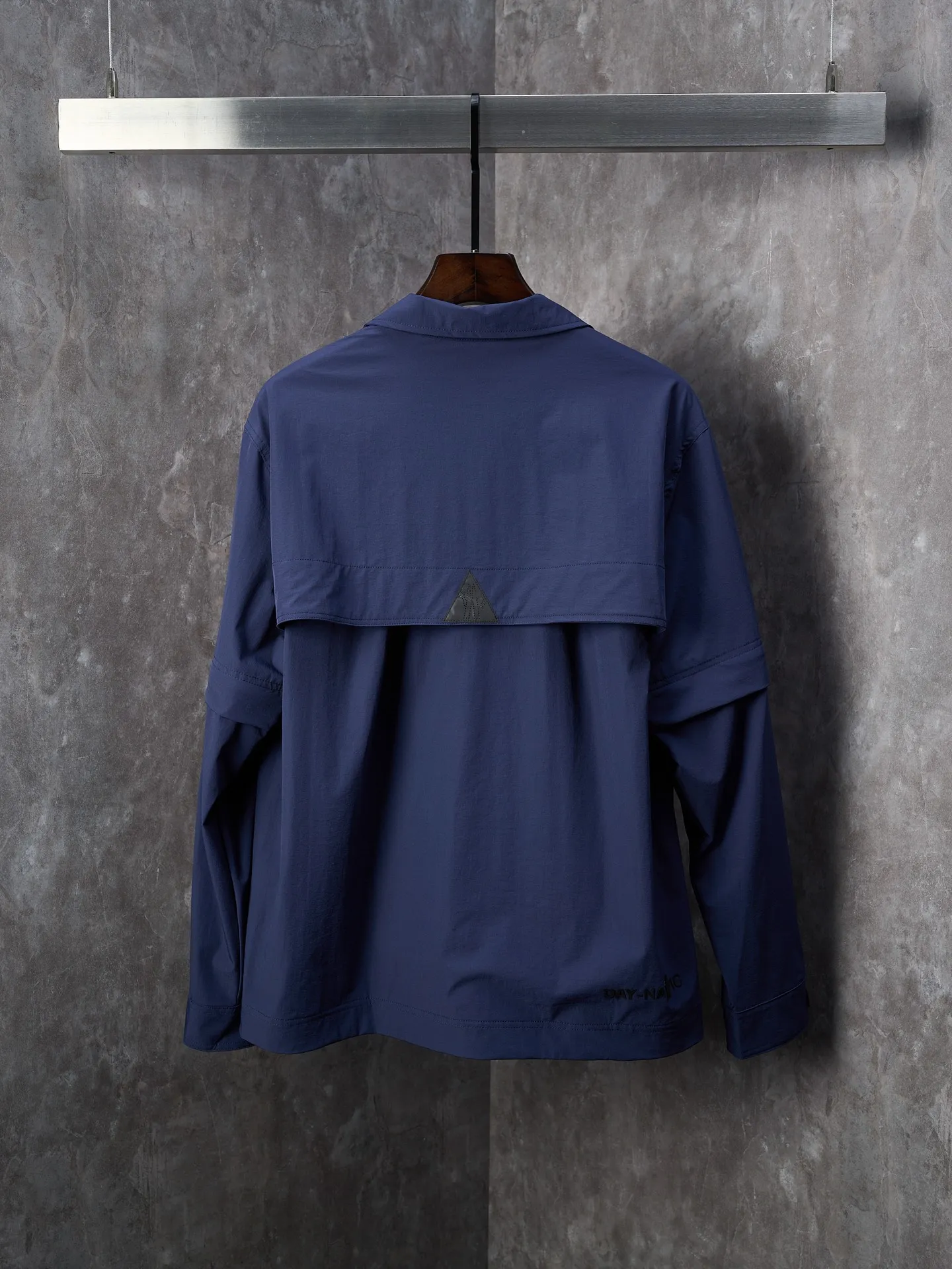 P620 Actual hanging auction] Moncler/Mask Grenoble multi-pocket detachable sleeves multi-functional outdoor jacket [Ready stock] 1 2 3 4 Functions: Detachable sleeve splicing Styles can be switched at will Custom dyed double stretch mercerized poplin Custom dyed soft mesh pongee Excellent texture Comfortable and skin-friendly Navy blue inspired by the deep sea Low-key statement of contemporary gentlemen Precision narrative of functional pocket system Balance of function and aesthetics The iconic Moncler logo appears on the sleeves and is highly recognizable. The triangular logo of the same color is hidden into the fabric texture like the imprint in the undercurrent of the deep sea. It is extremely invisible. The detachable sleeve design allows for diversified outfits. The style can be switched at will. It is chic and noble. It takes into account the balance between outdoor practicality and urban aesthetics. Leading the fashion. Using three-in-one technology, the glue is evenly coated on the surface of the substrate that needs to be combined, and then dried and solidified. Then the substrate coated with the film is laminated with the non-woven fabric, and then cooled and solidified, and then laminated with the filter non-woven fabric. The work is cumbersome and complex, time-consuming and labor-intensive. Embossing composite technology uses computer scanning to ensure that the imprint size and shape are consistent with the original. Then use special glue as an adhesive to combine and solidify to achieve complete dryness and the best bonding effect. CNC laser burning and cutting is used. Based on the high-energy characteristics of the laser, the moving path of the laser beam is precisely controlled by the laser generator to achieve precise cutting of the shape of the piece. Template machine bag opening. Preset templates guide the position, shape and size of the bag. The accuracy ensures the quality of the bag opening effect. The infrared machine is used to tack buttons. The position is more precise. Strong and loose fit.