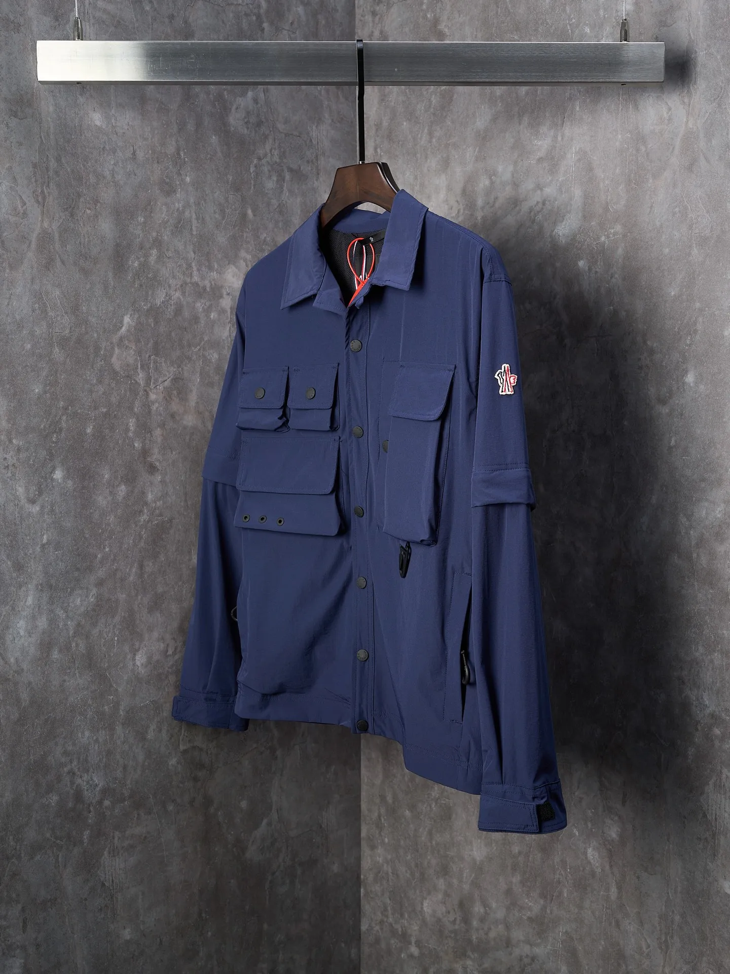 P620 Actual hanging auction] Moncler/Mask Grenoble multi-pocket detachable sleeves multi-functional outdoor jacket [Ready stock] 1 2 3 4 Functions: Detachable sleeve splicing Styles can be switched at will Custom dyed double stretch mercerized poplin Custom dyed soft mesh pongee Excellent texture Comfortable and skin-friendly Navy blue inspired by the deep sea Low-key statement of contemporary gentlemen Precision narrative of functional pocket system Balance of function and aesthetics The iconic Moncler logo appears on the sleeves and is highly recognizable. The triangular logo of the same color is hidden into the fabric texture like the imprint in the undercurrent of the deep sea. It is extremely invisible. The detachable sleeve design allows for diversified outfits. The style can be switched at will. It is chic and noble. It takes into account the balance between outdoor practicality and urban aesthetics. Leading the fashion. Using three-in-one technology, the glue is evenly coated on the surface of the substrate that needs to be combined, and then dried and solidified. Then the substrate coated with the film is laminated with the non-woven fabric, and then cooled and solidified, and then laminated with the filter non-woven fabric. The work is cumbersome and complex, time-consuming and labor-intensive. Embossing composite technology uses computer scanning to ensure that the imprint size and shape are consistent with the original. Then use special glue as an adhesive to combine and solidify to achieve complete dryness and the best bonding effect. CNC laser burning and cutting is used. Based on the high-energy characteristics of the laser, the moving path of the laser beam is precisely controlled by the laser generator to achieve precise cutting of the shape of the piece. Template machine bag opening. Preset templates guide the position, shape and size of the bag. The accuracy ensures the quality of the bag opening effect. The infrared machine is used to tack buttons. The position is more precise. Strong and loose fit.