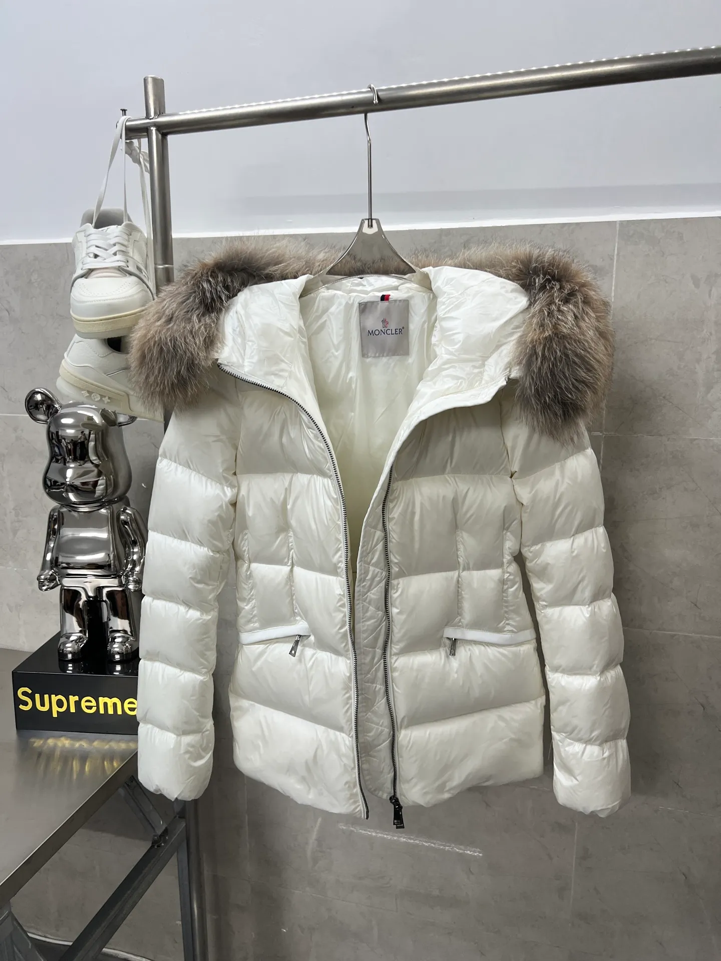 P1100 Moncler's new fur collar hooded waisted down jacket. The slim fit highlights the fluffy temperament of this down jacket. It is light and neat without any bloat. The fur collar at the neck is very textured. It is super slim and age-reducing. It is warm and fashionable at the same time. It is definitely a versatile and unmistakable thermal artifact for daily outings. Color: Black White Size: 1234