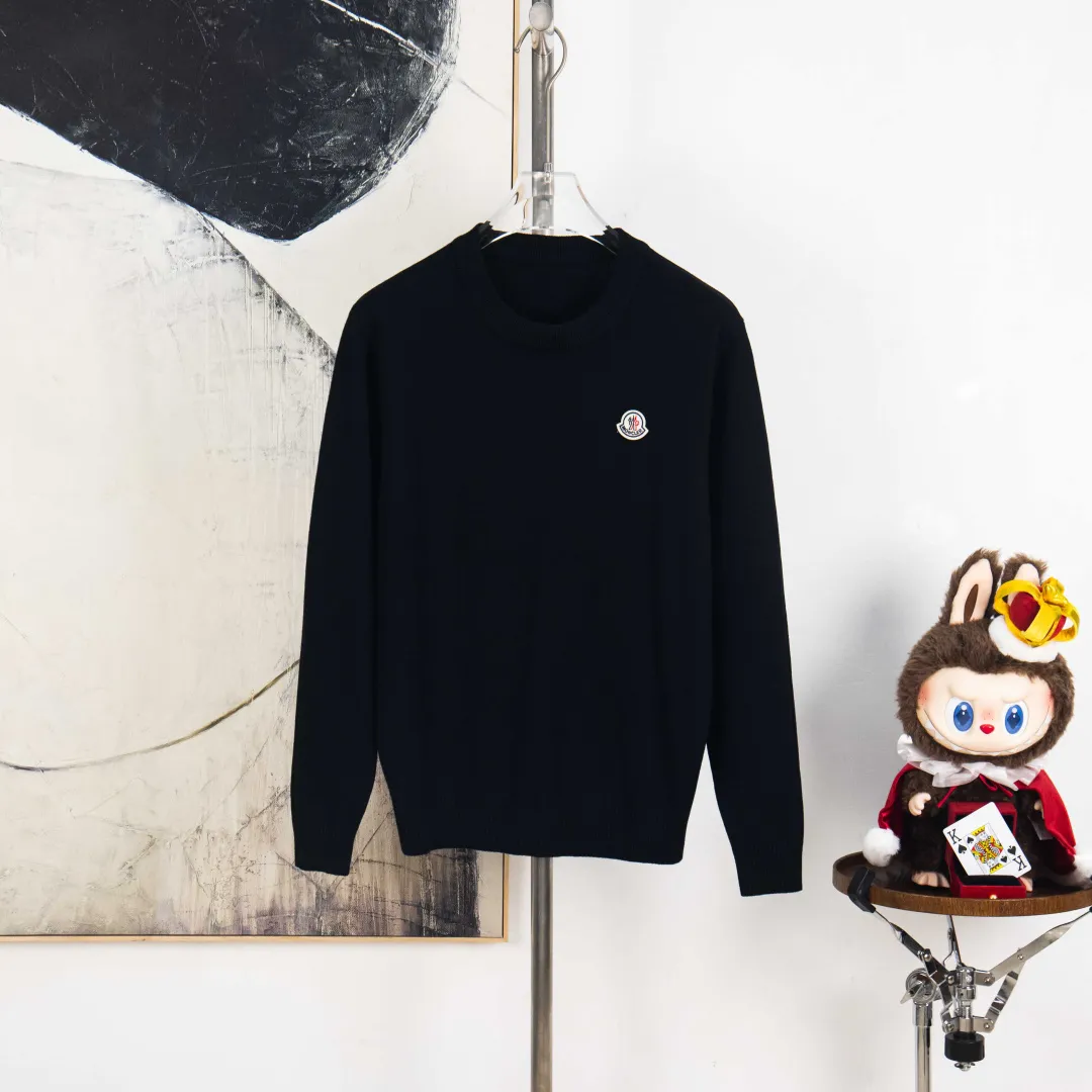 P290 💰zp version [exclusive supply] MONCLER/mask 2025Fw Classic chest badge logo letter logo Simple casual pullover sweater Imported wool blended fabric Upgraded, inspired by the 1980s retro Original fabric Official same style Round neck Long sleeve suit Customized mesh sweater knitted fabric Very comfortable to the touch The latest brick cabinets in spring and summer are in sync with each other Fashionable and individual Super versatile and good-looking style Very suitable for both men and women A must-have item for everyone, hang tag, collar label, washed wheat, complete with three labels, color: black, white, gray, size: M L XL 2XL 3XL number: YK10496