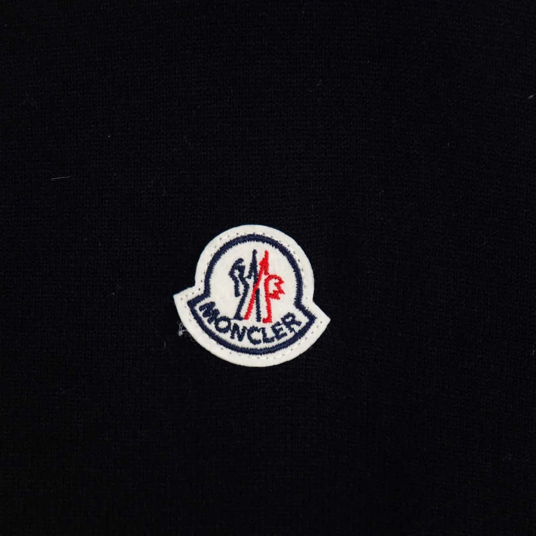 P290 💰zp version [exclusive supply] MONCLER/mask 2025Fw Classic chest badge logo letter logo Simple casual pullover sweater Imported wool blended fabric Upgraded, inspired by the 1980s retro Original fabric Official same style Round neck Long sleeve suit Customized mesh sweater knitted fabric Very comfortable to the touch The latest brick cabinets in spring and summer are in sync with each other Fashionable and individual Super versatile and good-looking style Very suitable for both men and women A must-have item for everyone, hang tag, collar label, washed wheat, complete with three labels, color: black, white, gray, size: M L XL 2XL 3XL number: YK10496