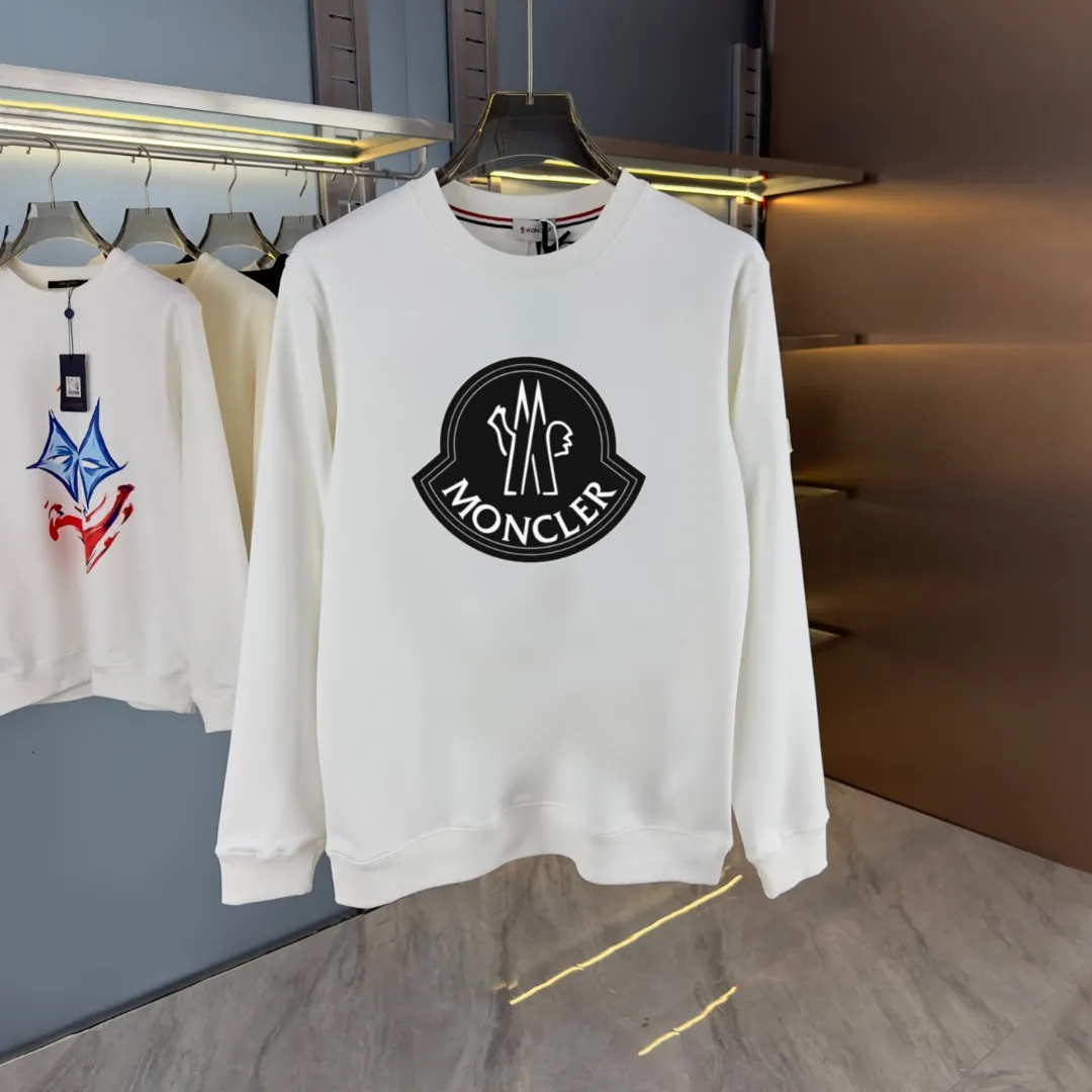 P210 high version sweatshirt) 📦With exclusive picture packaging📦 [Long-term ready stock] Upgraded version "Mobile phone smart sensor ~ NFC chip armband ~ Direct access to the official website anti-counterfeiting" 〖 𝐌𝐎𝐍𝐂𝐋𝐄𝐑 ~ Mouth covering〗 2025 new high quality, using 450g heavyweight fabric Different from the market currency, you can mix and match everything at will and you will be handsome😎The whole clothes is made of double waistcoats. The double waistcoats make the whole dress more three-dimensional. It is not an ordinary factory that can do such fine work. 2025 autumn and winter new style, on sale at the counter, exquisite printed round neck terry sweatshirt. High-end double-ply cotton. Customized stretch ribs are dyed in the same vat. Three standards are complete. It is matched with digital printing patterns and is very breathable. Same style for men and women. Color: black, white, apricot. Size: S M L XL 2XL