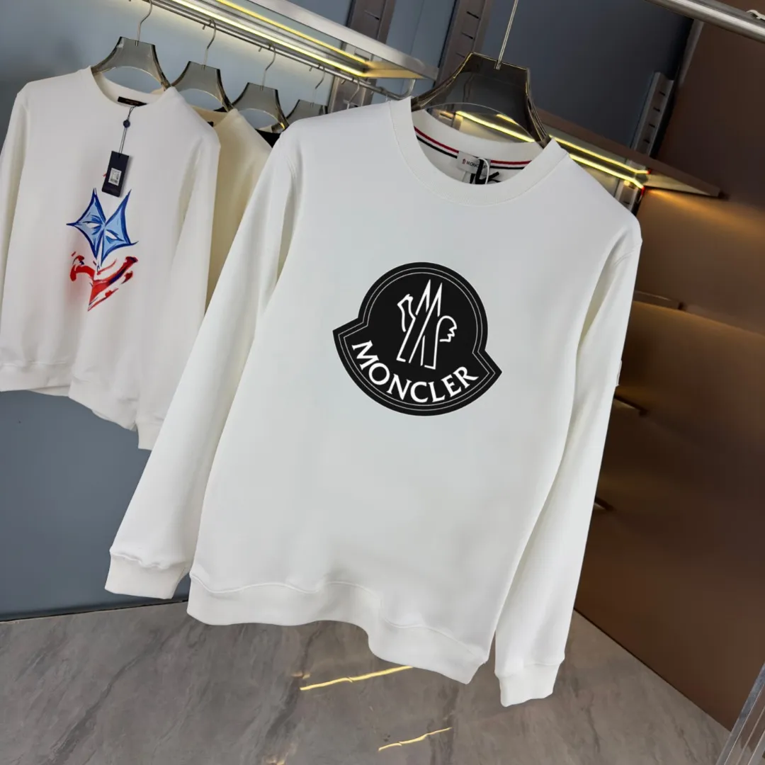 P210 high version sweatshirt) 📦With exclusive picture packaging📦 [Long-term ready stock] Upgraded version "Mobile phone smart sensor ~ NFC chip armband ~ Direct access to the official website anti-counterfeiting" 〖 𝐌𝐎𝐍𝐂𝐋𝐄𝐑 ~ Mouth covering〗 2025 new high quality, using 450g heavyweight fabric Different from the market currency, you can mix and match everything at will and you will be handsome😎The whole clothes is made of double waistcoats. The double waistcoats make the whole dress more three-dimensional. It is not an ordinary factory that can do such fine work. 2025 autumn and winter new style, on sale at the counter, exquisite printed round neck terry sweatshirt. High-end double-ply cotton. Customized stretch ribs are dyed in the same vat. Three standards are complete. It is matched with digital printing patterns and is very breathable. Same style for men and women. Color: black, white, apricot. Size: S M L XL 2XL