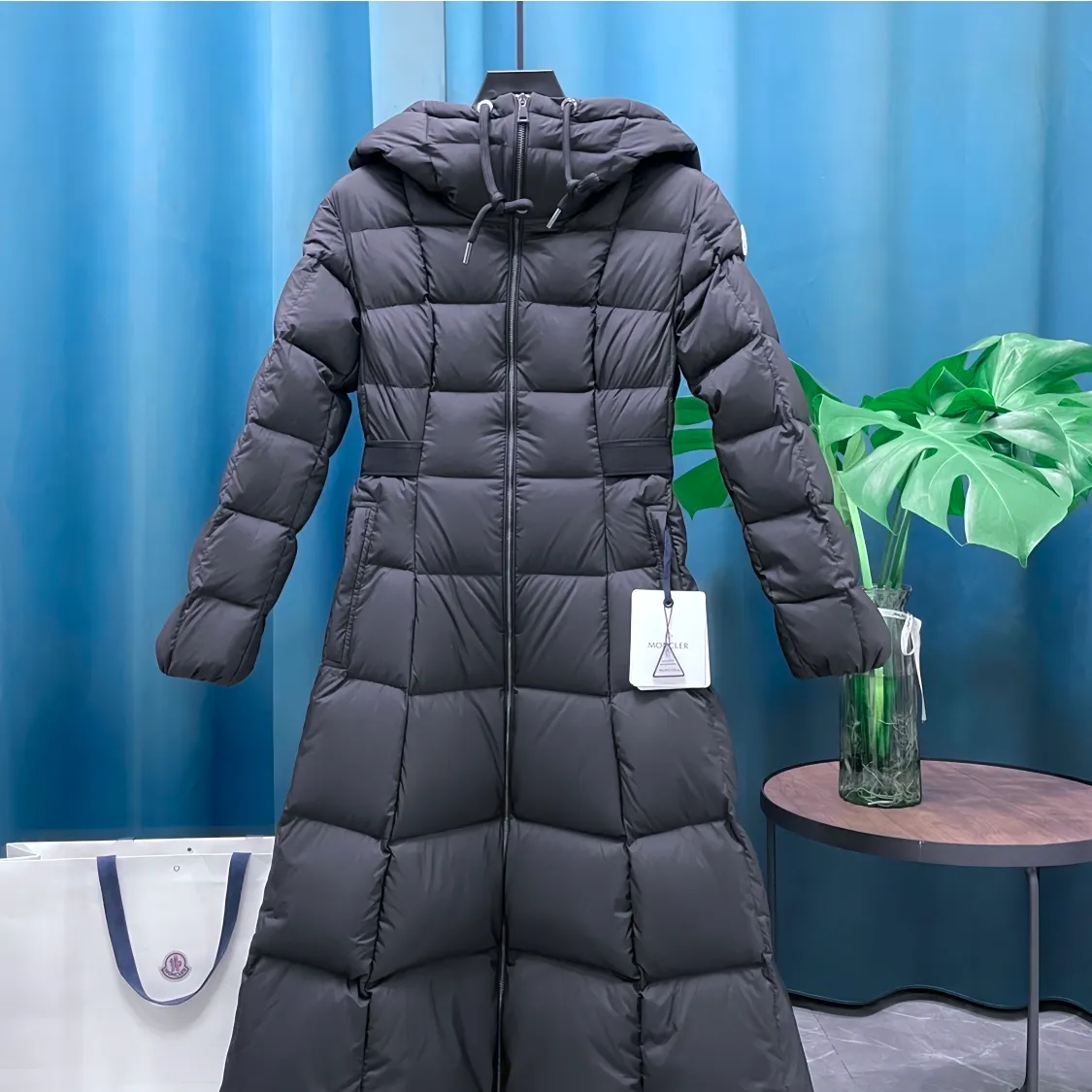 P980 Moncler ➡️Winter new product Faucon women's long down jacket. This style has filling technology in the skirt. It is a super velvet matte matte fabric and has a more high-end feel. A must-have hot item for princesses on the run. The Faucon women's long down jacket interprets classic items in new proportions, showing impeccable fashion style. The Faucon long down is made of polyester fabric and has a slim, wide silhouette with a nipped-in waist. The Longue saison lining is lightweight and the three-dimensional hood adds a finishing touch to the style. Made of polyester fabric • Longue saison lining • Filled with down • Adjustable hood • Zipper closure • Zipper pockets • Elastic waist • Logo patch Size: 1-4 Fairy Style Black