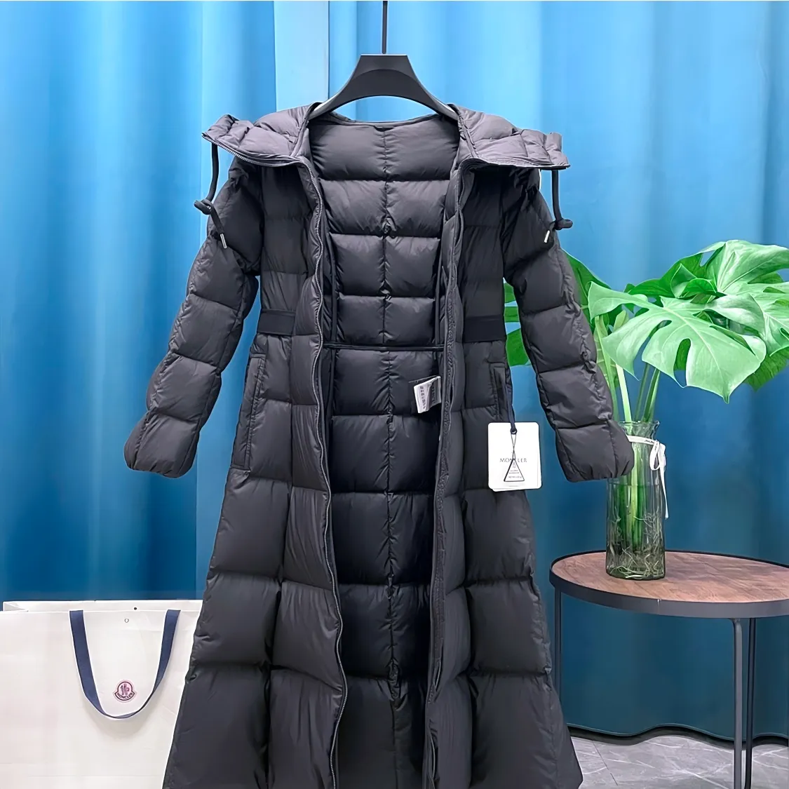 P980 Moncler ➡️Winter new product Faucon women's long down jacket. This style has filling technology in the skirt. It is a super velvet matte matte fabric and has a more high-end feel. A must-have hot item for princesses on the run. The Faucon women's long down jacket interprets classic items in new proportions, showing impeccable fashion style. The Faucon long down is made of polyester fabric and has a slim, wide silhouette with a nipped-in waist. The Longue saison lining is lightweight and the three-dimensional hood adds a finishing touch to the style. Made of polyester fabric • Longue saison lining • Filled with down • Adjustable hood • Zipper closure • Zipper pockets • Elastic waist • Logo patch Size: 1-4 Fairy Style Black