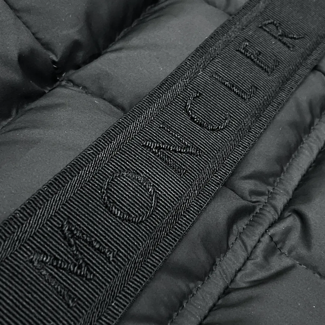 P980 Moncler ➡️Winter new product Faucon women's long down jacket. This style has filling technology in the skirt. It is a super velvet matte matte fabric and has a more high-end feel. A must-have hot item for princesses on the run. The Faucon women's long down jacket interprets classic items in new proportions, showing impeccable fashion style. The Faucon long down is made of polyester fabric and has a slim, wide silhouette with a nipped-in waist. The Longue saison lining is lightweight and the three-dimensional hood adds a finishing touch to the style. Made of polyester fabric • Longue saison lining • Filled with down • Adjustable hood • Zipper closure • Zipper pockets • Elastic waist • Logo patch Size: 1-4 Fairy Style Black