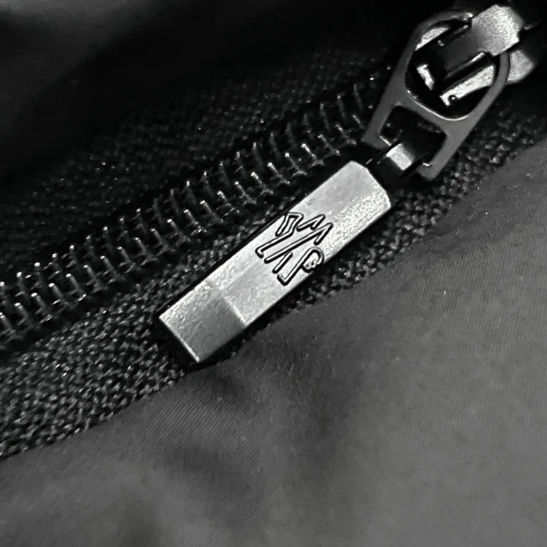 P980 Moncler ➡️Winter new product Faucon women's long down jacket. This style has filling technology in the skirt. It is a super velvet matte matte fabric and has a more high-end feel. A must-have hot item for princesses on the run. The Faucon women's long down jacket interprets classic items in new proportions, showing impeccable fashion style. The Faucon long down is made of polyester fabric and has a slim, wide silhouette with a nipped-in waist. The Longue saison lining is lightweight and the three-dimensional hood adds a finishing touch to the style. Made of polyester fabric • Longue saison lining • Filled with down • Adjustable hood • Zipper closure • Zipper pockets • Elastic waist • Logo patch Size: 1-4 Fairy Style Black