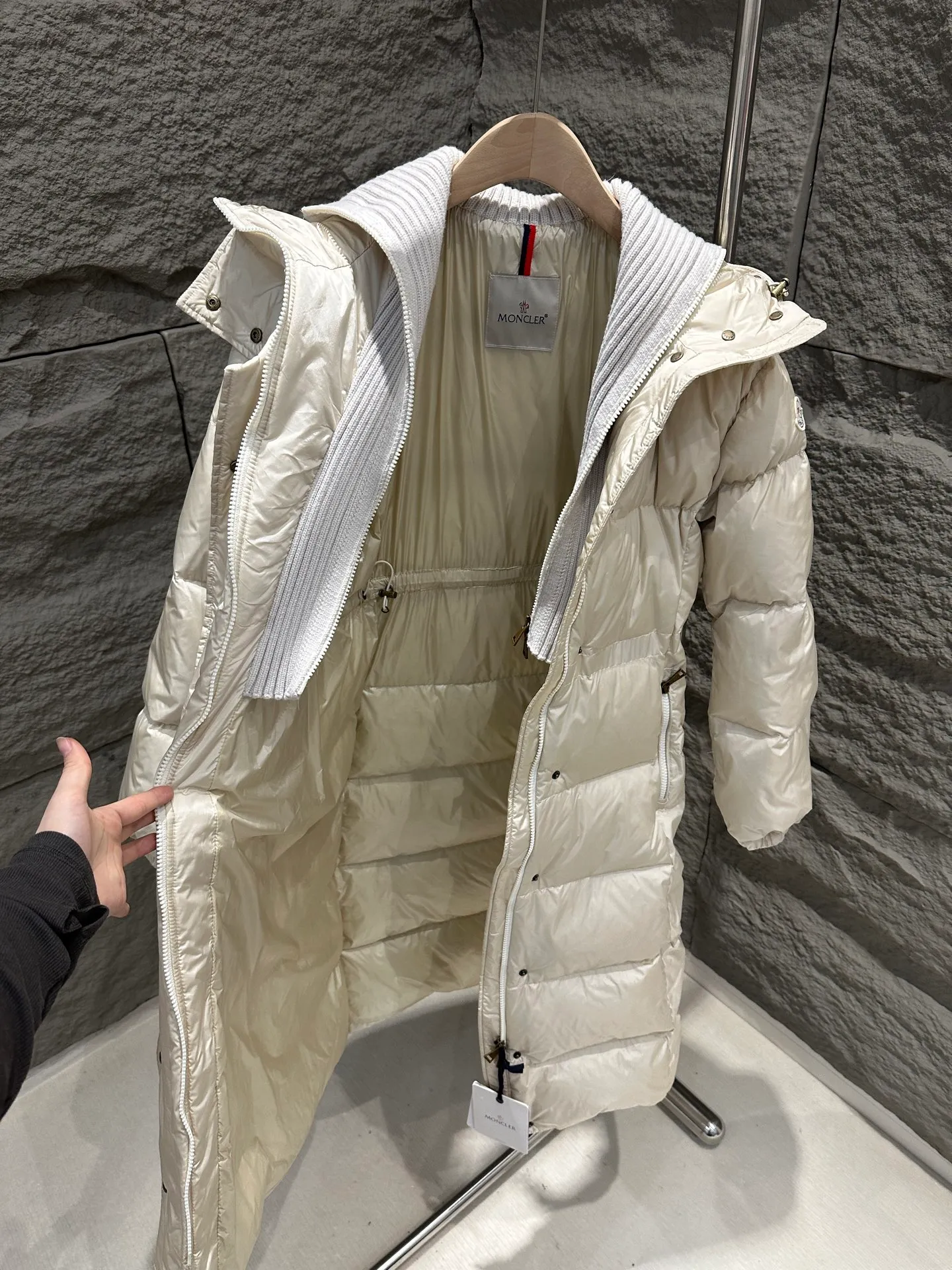 P1180 Moncler Chamer women's hooded long down jacket, knitted lapel fake two-piece Chamer long down jacket is elegant with exquisite fabrics and soft silhouette. Made of nylon fabric, it has a comfortable and silky texture. The hooded design is paired with a knitted large lapel of the same color, which provides warmth and layering, adding practicality. Color: Black/Ivory Size: 0/1/2/3