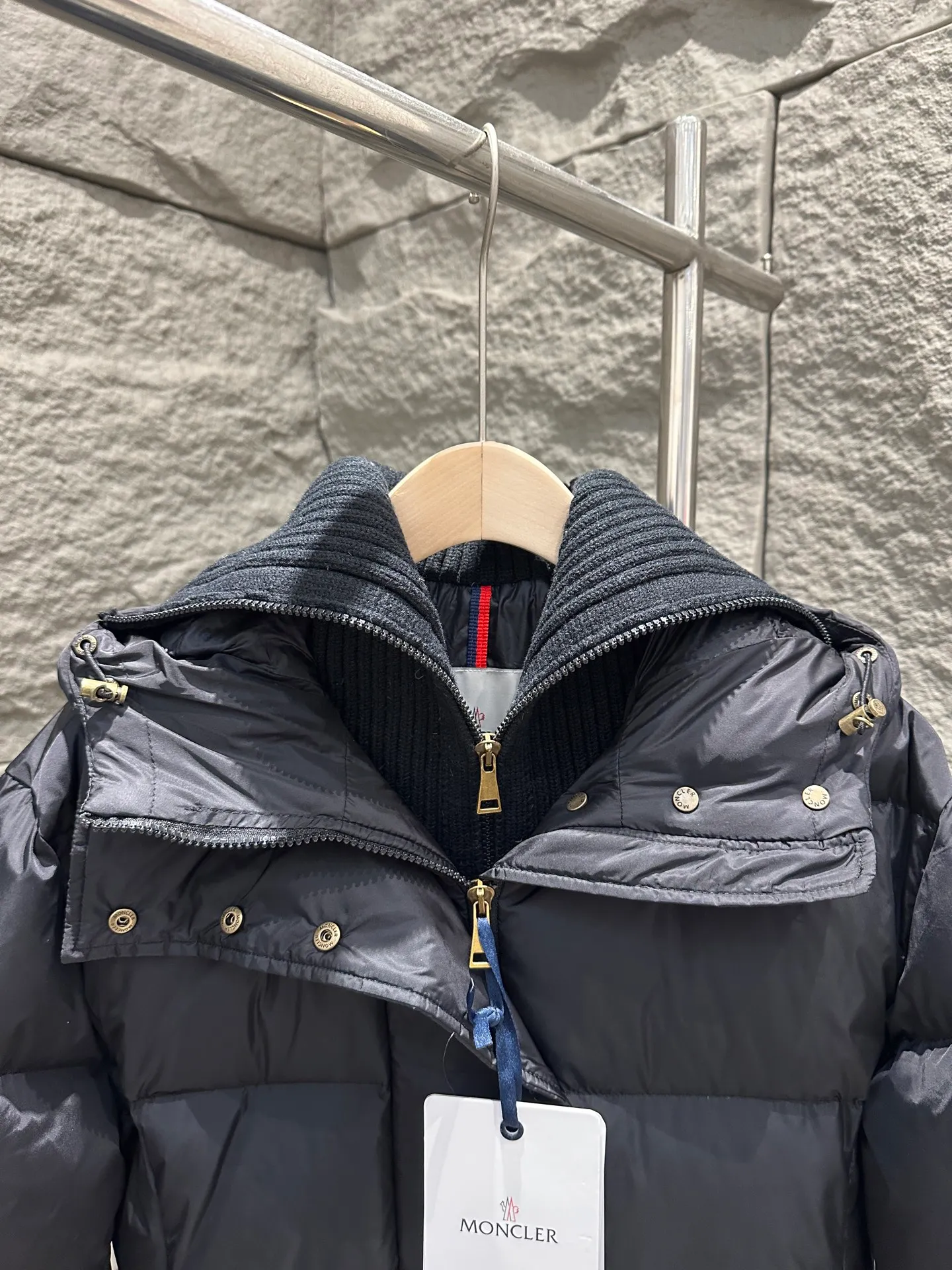 P1180 Moncler Chamer women's hooded long down jacket, knitted lapel fake two-piece Chamer long down jacket is elegant with exquisite fabrics and soft silhouette. Made of nylon fabric, it has a comfortable and silky texture. The hooded design is paired with a knitted large lapel of the same color, which provides warmth and layering, adding practicality. Color: Black/Ivory Size: 0/1/2/3