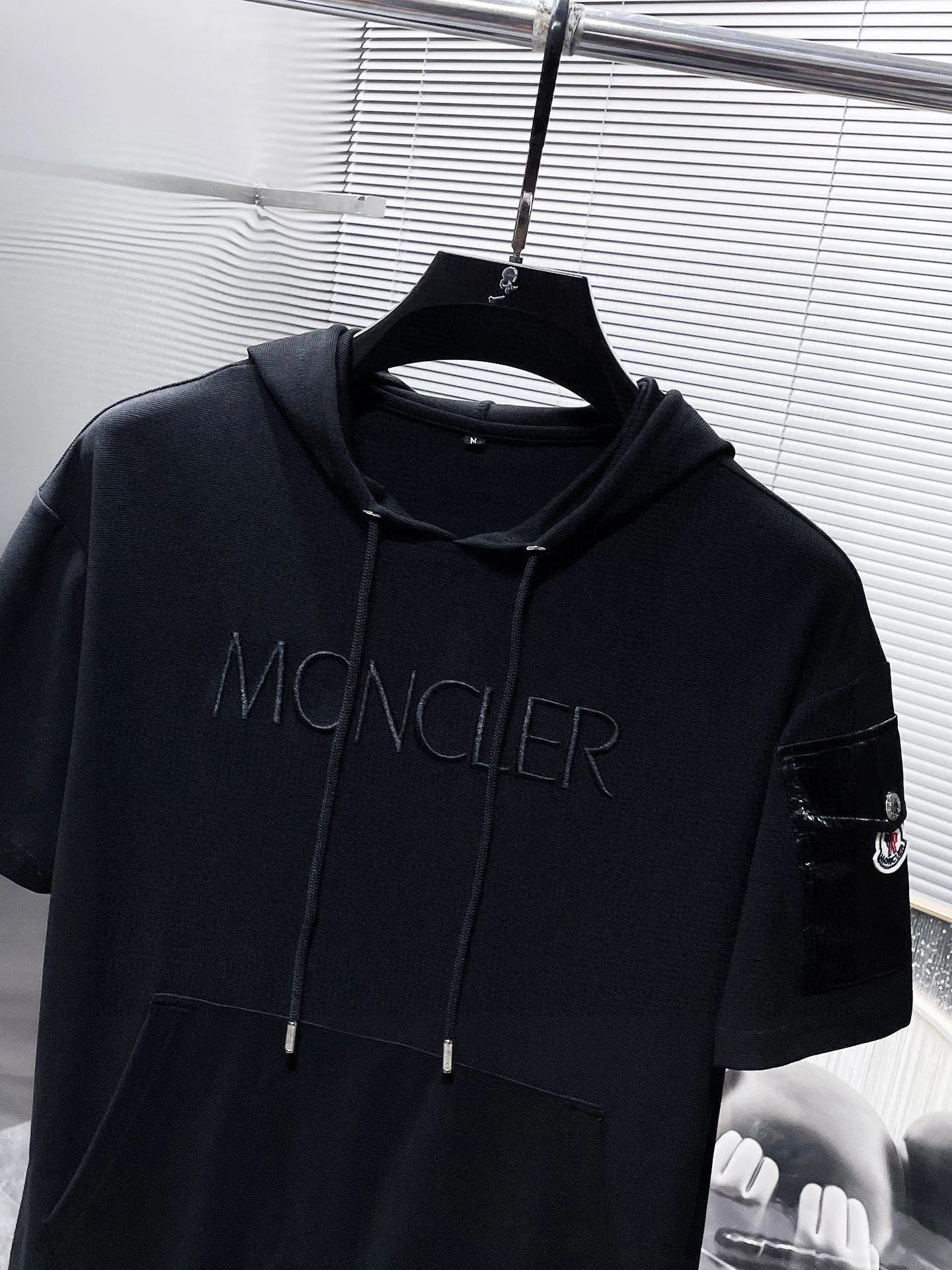 P560 Brand [MONCLER Mouth Covered] 2025 round neck short-sleeved shorts suit. The pure cotton fabric upper body will not be stuffy, the smooth and comfortable skin-friendly effect is more breathable, the fabric has its own texture, classic logo technology, a new interpretation from a unique angle, the first choice for fashion and versatility! Size: M-3XL (maximum wear: 190 pounds)