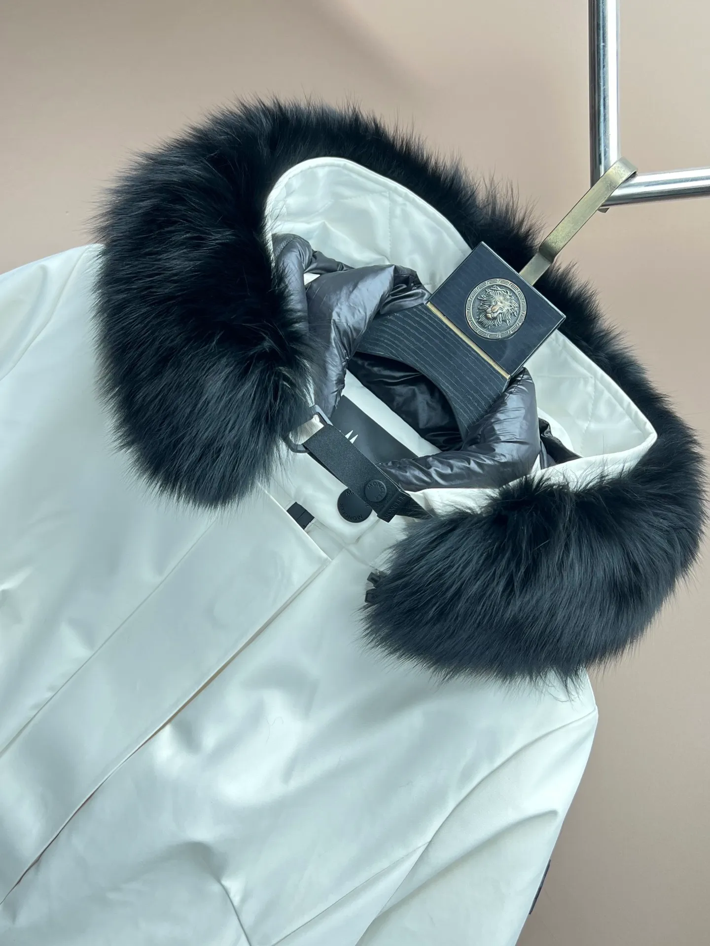 P1140 Guangzhou high version MONCLER ski suit, girly pink➕black and white classic versatile color, oversized Finnish fox fur collar, a ski suit that coexists with beauty and strength✔️⚠️Black technology windproof, waterproof and snowproof fabric, 90 white goose down, fully functional whether for daily wear or ski wear, Ace channel Color: black, white Size: 0/1/2/3.