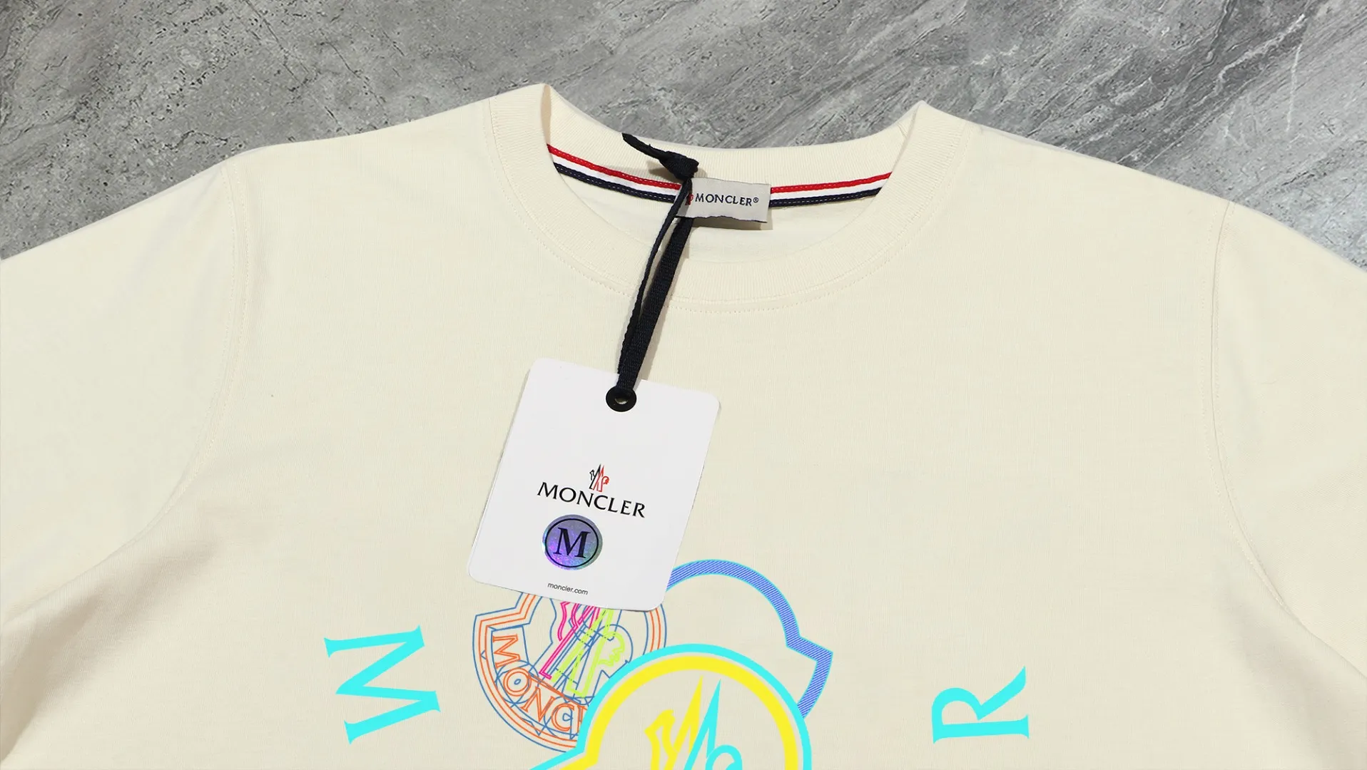 P140 💰Upgraded version "Mobile phone smart sensor ~ NFC chip armband ~ direct access to the official website for anti-counterfeiting" "Moncler ~ Mouth Mouth" 2025 new high-quality round neck short-sleeved T-shirt. The cuffs have imported embroidered labels. Customized dyeing, very comfortable to touch. Super versatile and good-looking short-sleeved. Complete with three labels. Non-market ordinary version. Feel free to compare. Quality is absolutely guaranteed! ‼ First of all, this original fabric is all custom-woven with 32-count double yarn fabric, 250G, and the weight is the same‼ Fine workmanship, double waistcoat method, double waistcoat method, double waistcoat method makes the whole dress more three-dimensional, which is not a craft that ordinary T-shirts can achieve🤪 Size: S-M-L-XL-2XL Color: black, white, apricot, same style for men and women