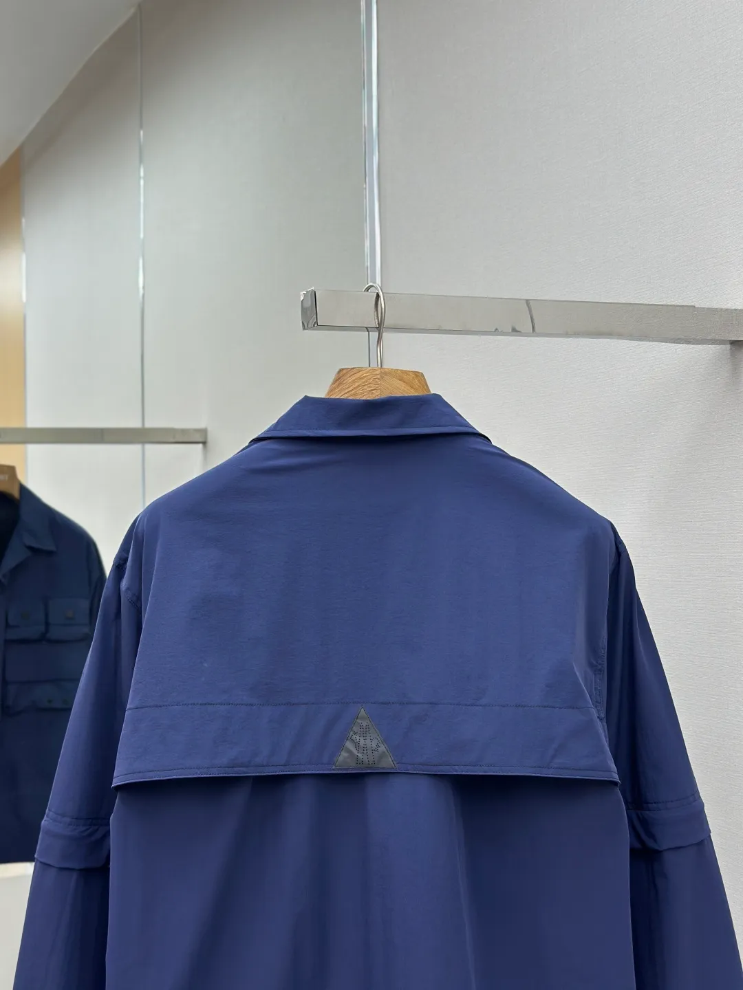 P640 Moncler Grenoble functional outdoor Custom dyed double stretch mercerized poplin Custom dyed soft mesh pongee Excellent texture Comfortable and close to the skin Dark green inspired by plant texture The color is taken from sage leaves soaked in morning dew Precision narrative of functional pocket system Balance of function and aesthetics The iconic Moncler logo appears on the sleeves, fully recognizable The triangular logo of the same color is hidden in the fabric texture like a mark in the undercurrent of the deep sea, extremely invisible and yet obvious The detachable sleeve design allows for diversified outfits. You can switch styles at will. It is chic and free. It shows nobility. It balances outdoor practicality and urban aesthetics and leads the fashion. Process 1: Using three-in-one process, the glue is firstly applied evenly on the surface of the substrate that needs to be composited, and then dried and solidified. Then the glue-coated substrate is composited with the non-woven fabric, and then cooled and solidified, and then composited with the filter non-woven fabric. The workmanship is cumbersome and complex, time-consuming and labor-intensive. Process 2: Embossing composite technology ensures that the embossed size and shape are consistent with the original through scanning, and then uses special glue as an adhesive to combine and then solidify to achieve complete dryness and optimal bonding effect. Process 3: Using CNC laser burning and cutting. Based on the high energy characteristics of the laser, the moving path of the laser beam is precisely controlled by the laser generator to achieve precise cutting of the shape of the piece. Process 4: Template machine bag opening. The preset template guides the position, shape and size of the bag opening. The accuracy ensures the quality of the bag opening effect. Process 5: Using infrared special machine buttoning, the position is more precise and strong. Accessories: Customized Moncler snap button Customized Moncler resin buckle Customized Moncler logo stamp Customized Moncler logo armband Customized Moncler zipper rope ring Customized Moncler zipper pull Customized Moncler trademark Version: Loose version Function: Detachable sleeve splicing Style can be switched at will Size: 1 2 3 4