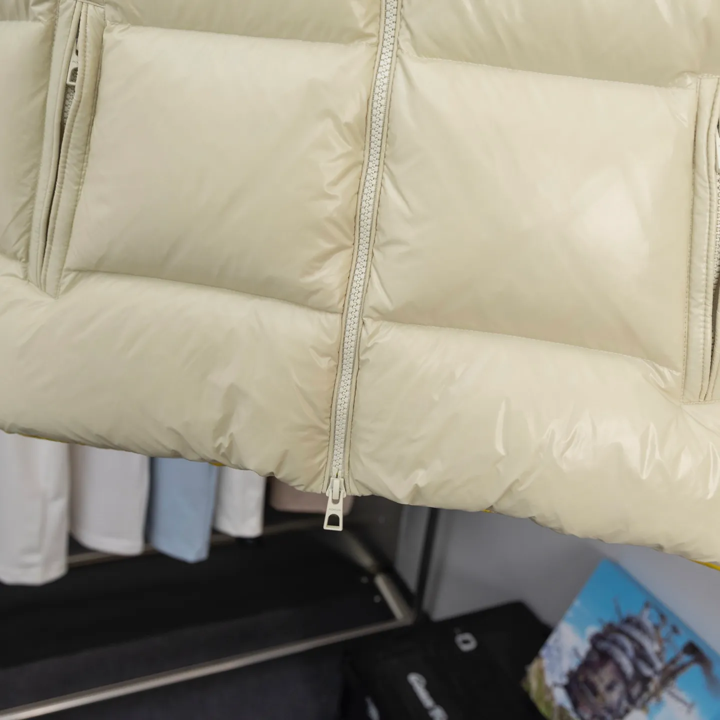 P690 2025 Autumn and Winter New Style🆕Down jacket top purchasing version down vest⬆️Moncler Lipsi down vest. Contrast color splicing design. Super full filling. Lipsi men's down vest is made of bright nylon laqué fabric, suitable for wearing in different seasons, bringing warmth and care.  The Lipsi short down vest embodies Moncler's classic design and is a must-have item for your wardrobe from season to season. Crafted from lightweight, functional nylon laqué fabric, it has a contrast lining for a vibrant feel. Details •Made from lightweight nylon laqué fabric •Lightweight nylon laqué lining •Filled with down •Stand-up collar •Zipper closure •Zip pockets •Chenille logo patch Size: 1-5 Black/Ivory Couple Style