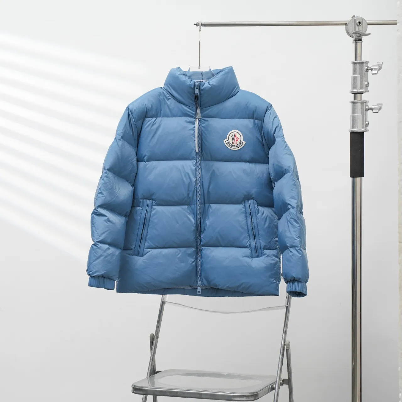 P830 MONCLER丨Muzzled chest big mark stand collar down jacket Color: sky blue Size: 1-5