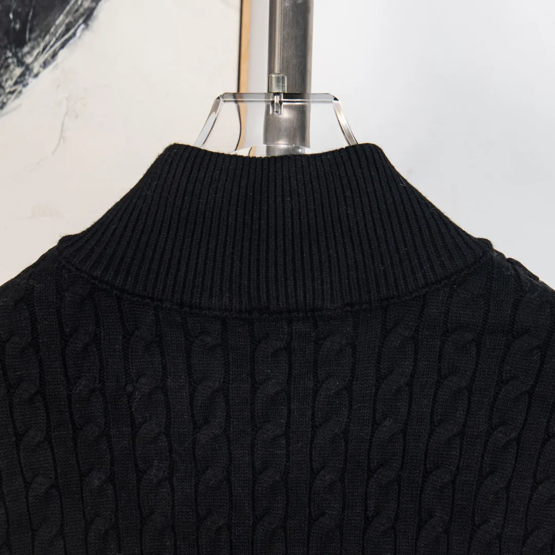 P480 zp version [exclusive supply] MONCLER/Mongolian knitted down spliced ​​stand-up collar with unique side thread design! ! ! Selling point: down knitted splicing, the splicing is made of wool blended fabric! Mengjia will release several types of sweaters and down at this time every year. In fact, the sweater and down at the Mjia counter are classic and evergreen styles. They are all basic styles. They can be worn alone or matched inside, as a sweater. The main promotion of this kind of counter is black, so most of them are black, with down in the front. Our studio has launched a gray series of products to let everyone experience different surprises. The color combination is particularly good! The face threads are also super nice! Very comfortable! The back and both sleeves are made of wool blended fabric. Color: Black Gray Size: S M L XL Number: YK10648