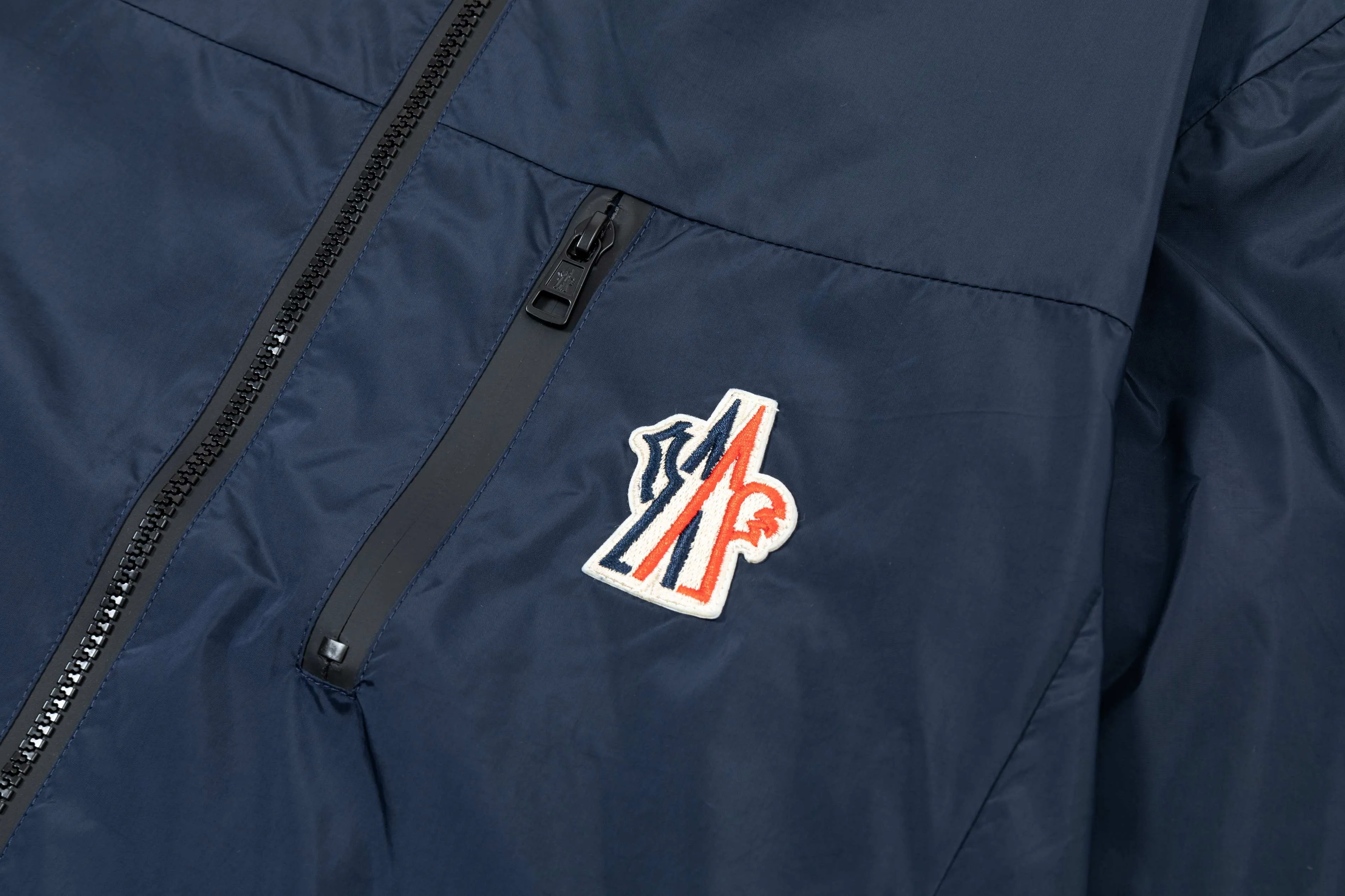 P410 2025 MONCLER new autumn and winter products Customized hardware Embroidered Logo. High-quality hooded jacket Mainly recommended version Selected custom fabrics Higher grade High-density memory brushed lining More fashionable and comfortable High-standard customization The upper body is very stylish Classic and versatile Can be matched with any fashion The fit is super good and highly recommended!  Color: royal blue black Size: M-3XL