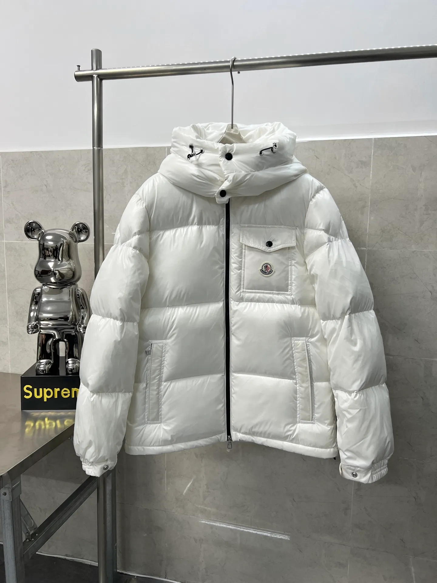 P740 Moncler masked three-color webbing down jacket. This style adopts a double-row zipper design and is decorated with red and white stripes of webbing. The style is fashionable and recognizable. This color-hopping design is very eye-catching in winter. It is not only suitable for cold outdoor environments, but also can become a fashionable item for urban wear. It is a perfect filling of direct-fill velvet technology, which is a typical combination of functionality and fashion, and has a very good fluffy texture. Lightweight, warm and cold-resistant capabilities are maximized. Size: 12345