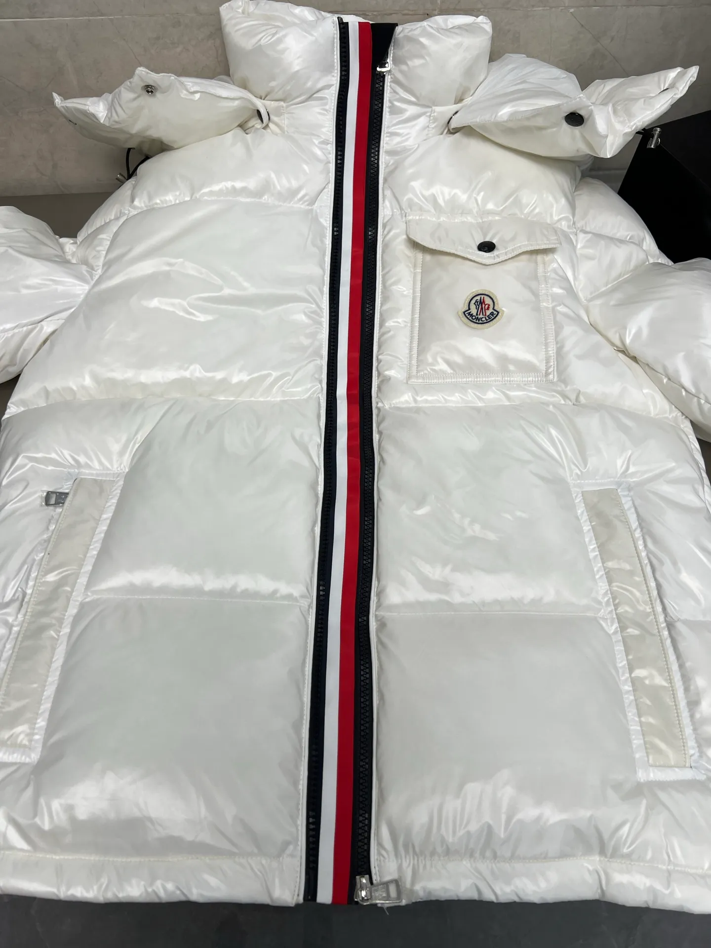 P740 Moncler masked three-color webbing down jacket. This style adopts a double-row zipper design and is decorated with red and white stripes of webbing. The style is fashionable and recognizable. This color-hopping design is very eye-catching in winter. It is not only suitable for cold outdoor environments, but also can become a fashionable item for urban wear. It is a perfect filling of direct-fill velvet technology, which is a typical combination of functionality and fashion, and has a very good fluffy texture. Lightweight, warm and cold-resistant capabilities are maximized. Size: 12345