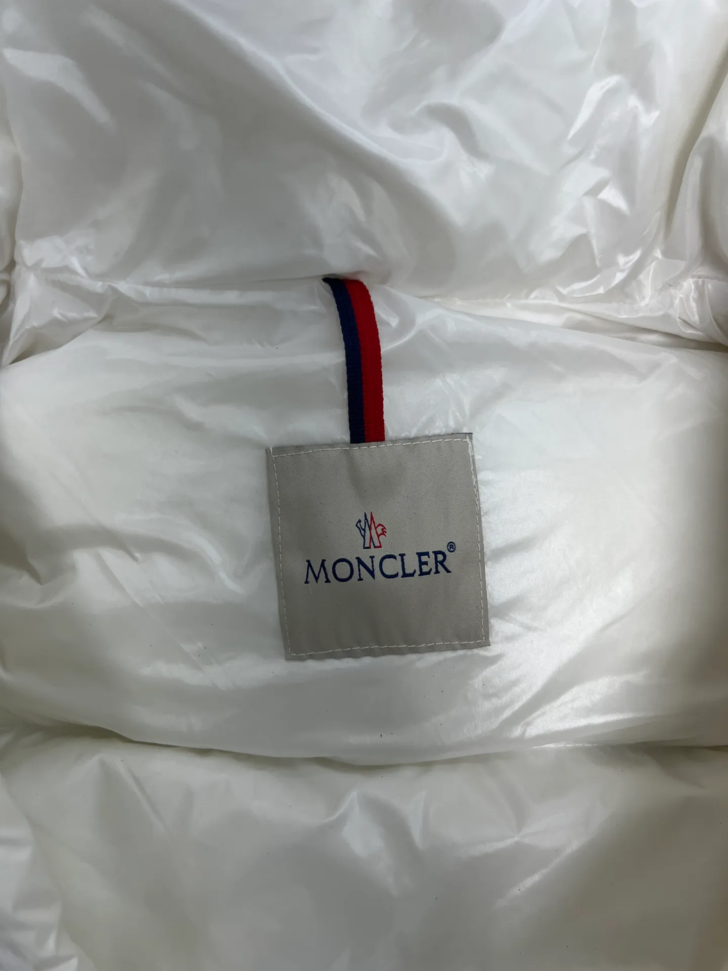 P740 Moncler masked three-color webbing down jacket. This style adopts a double-row zipper design and is decorated with red and white stripes of webbing. The style is fashionable and recognizable. This color-hopping design is very eye-catching in winter. It is not only suitable for cold outdoor environments, but also can become a fashionable item for urban wear. It is a perfect filling of direct-fill velvet technology, which is a typical combination of functionality and fashion, and has a very good fluffy texture. Lightweight, warm and cold-resistant capabilities are maximized. Size: 12345
