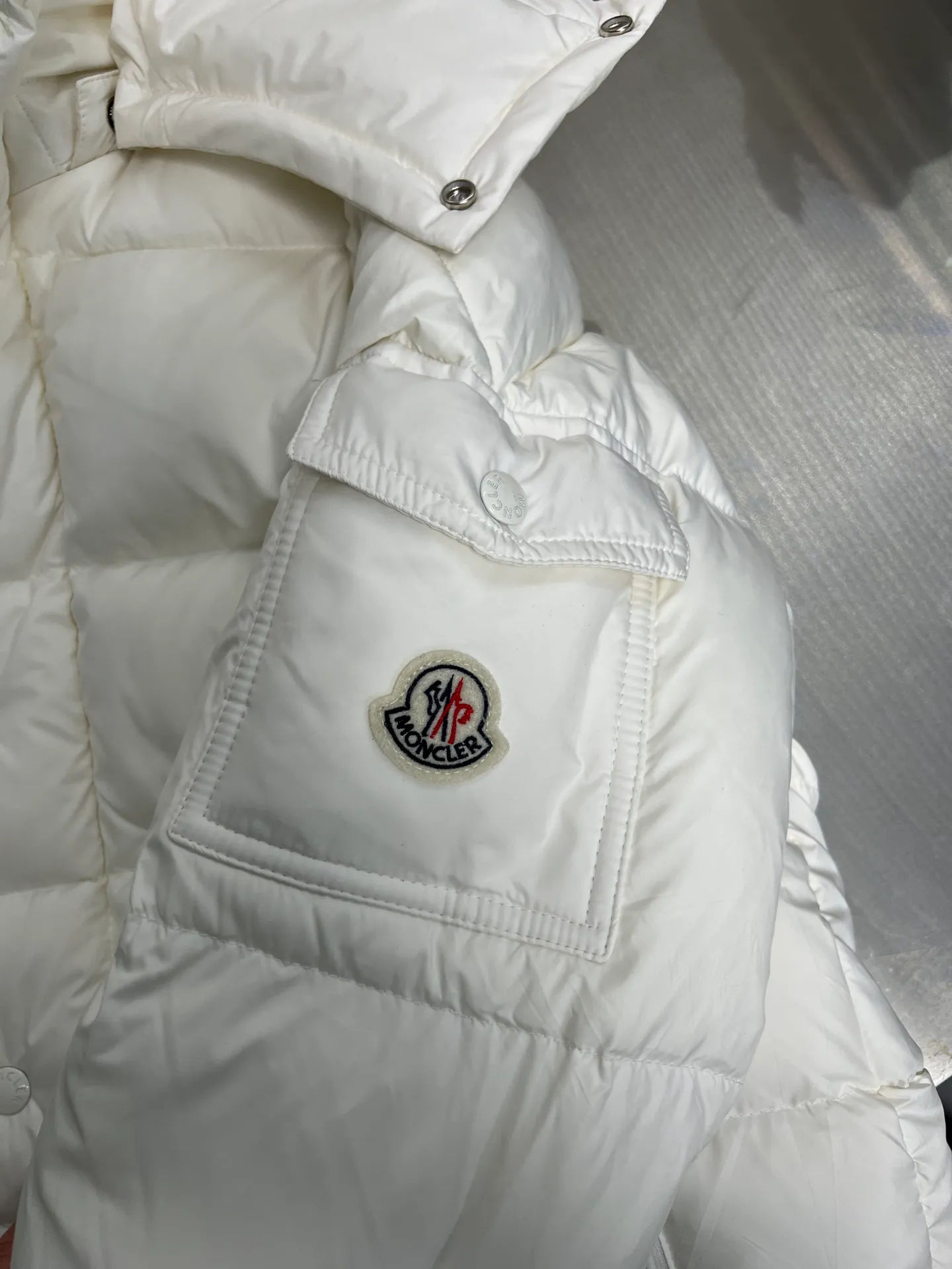 P740 Moncler masked three-color webbing down jacket. This style adopts a double-row zipper design and is decorated with red and white stripes of webbing. The style is fashionable and recognizable. This color-hopping design is very eye-catching in winter. It is not only suitable for cold outdoor environments, but also can become a fashionable item for urban wear. It is a perfect filling of direct-fill velvet technology, which is a typical combination of functionality and fashion, and has a very good fluffy texture. Lightweight, warm and cold-resistant capabilities are maximized. Size: 12345