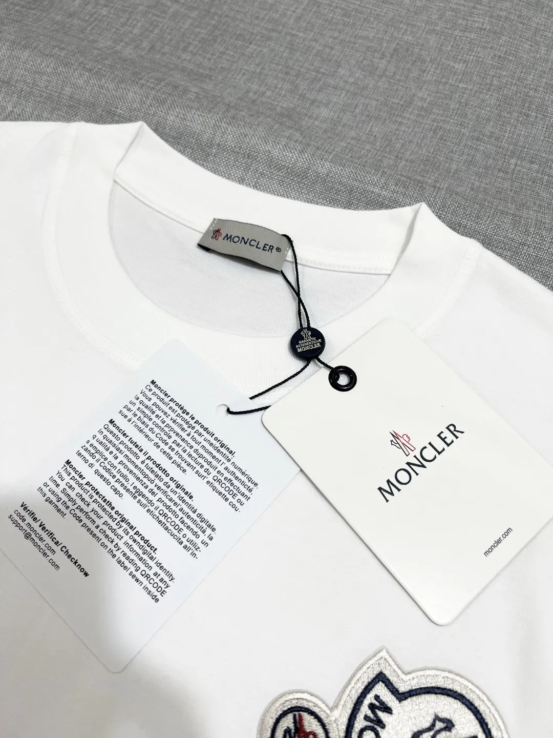 P140 MONCLER for Mongolian Mouth is new and is on sale at the same time as the official version; Double logo round neck short-sleeved T-shirt, the details match the official version, and the logo size is strictly controlled to be consistent with the original version , standard size, stitching details are in sync with the official version; Made of 240g double yarn 100% cotton fabric, imported woven thread, collar bone is not easy to deform, factory high temperature washing process, the fabric is soft and breathable, does not shrink, NCF washing mark identification, details are in place and the upper body is good-looking, European size version, loose and suitable, color: black, white, size XS-L