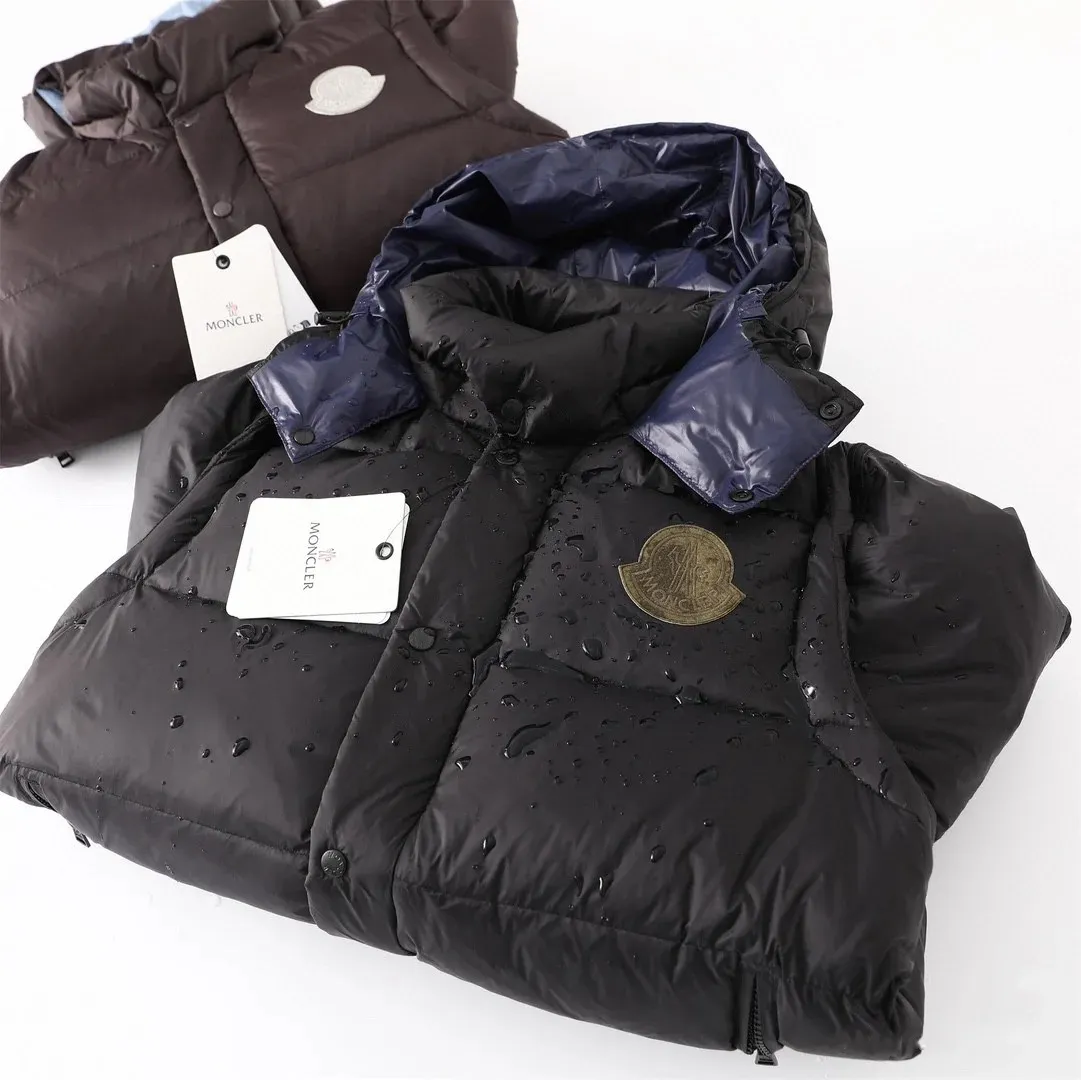 P910 Moncler/Mask Cyclone two-in-one detachable down jacket. Duck down filling, light upper body and not bulky. Easy to wear in the winter. Changeable/jacket/hooded vest. Stand-up collar vest/hooded down jacket. One garment for multiple wears.