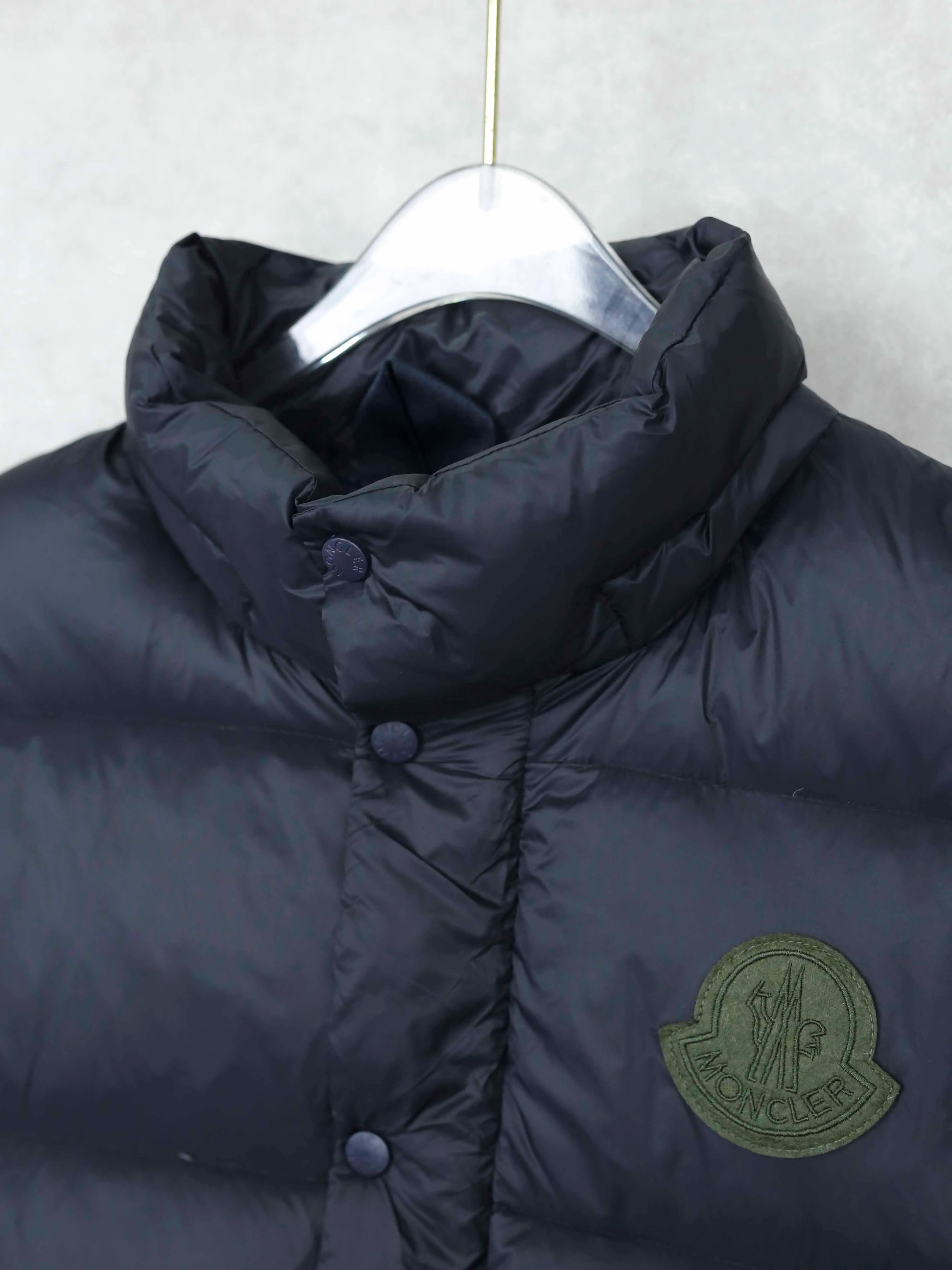 P910 Moncler/Mask Cyclone two-in-one detachable down jacket. Duck down filling, light upper body and not bulky. Easy to wear in the winter. Changeable/jacket/hooded vest. Stand-up collar vest/hooded down jacket. One garment for multiple wears.