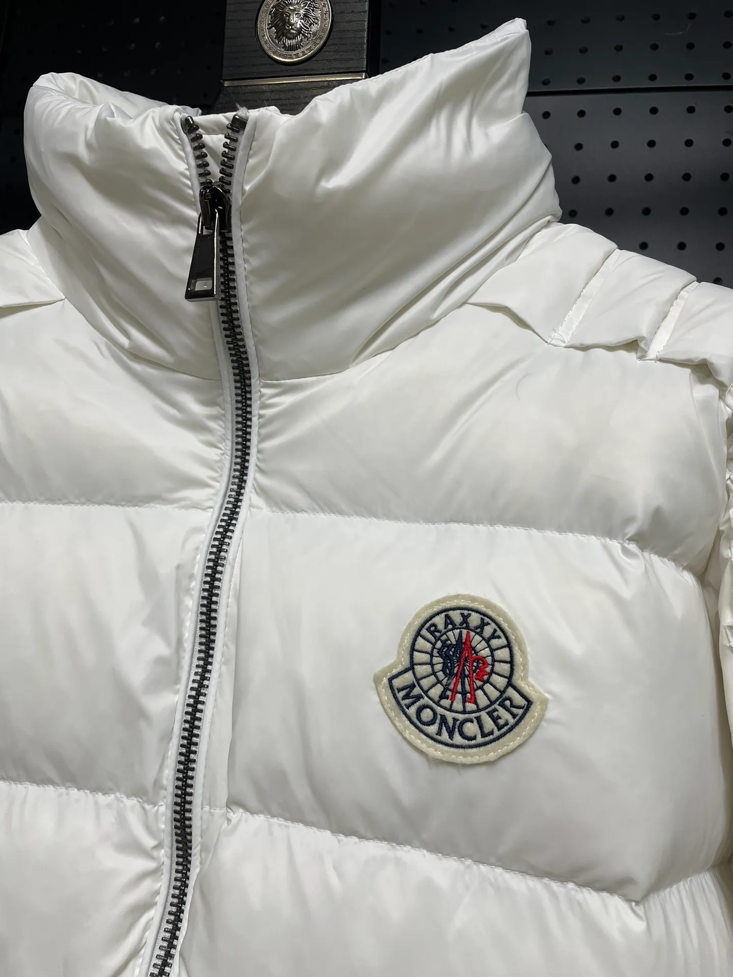 P1100 Premium down⬆️Moncler Actors Zhou Yutong and Wang Anyu passionately interpret the "dream staircase" design concept. This three-dimensional quilted down jacket is made of lightweight tear-resistant fabric and was created in collaboration with Christopher Raxxy. This down jacket is inspired by a spiral staircase, with decorative elements that represent the winding steps of destiny. Details Made of lightweight ripstop fabric Fine ripstop lining Zippered opening and hidden pockets Windproof fly Zip closure Quilted patch, down-filled Co-branded felt logo patch size: 0123