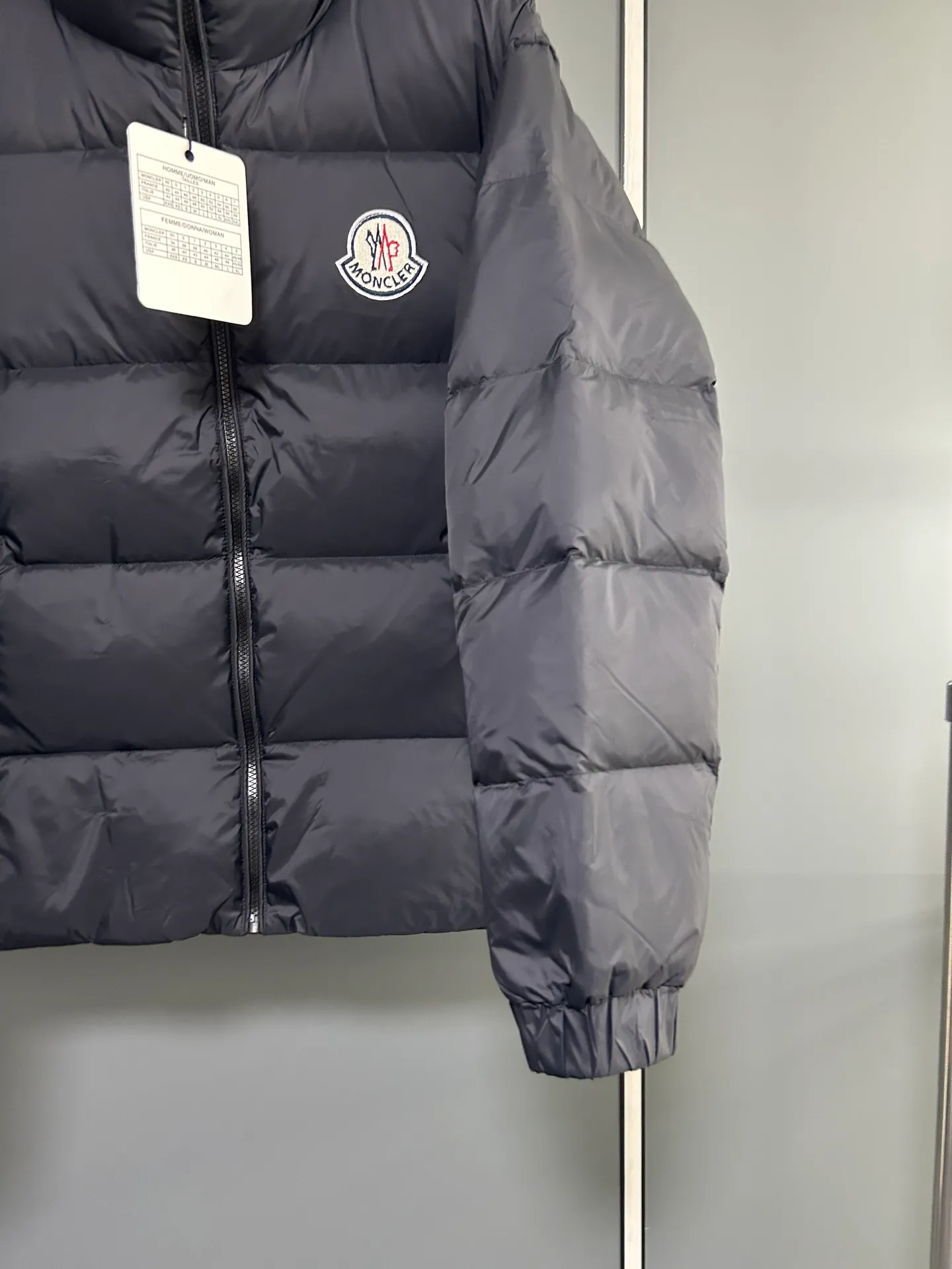 P660 Moncler Citala short men's down jacket jacket. Filled with premium European duck neck down. With a fill power of 850+, the Citala men's short down jacket is made of pop-colored lightweight fabric, highlighting the vitality of the series.  Made from lightweight nylon with a longue saison lining, the Citala down jacket is comfortable and warm without being bulky. This cropped down jacket has a comfortable fit, a signature turtleneck and a quilted, checkered silhouette. Details Made from lightweight nylon fabric, zipper closure, zippered pockets, elastic cuffs and hem Color: Navy Size: M-3XL