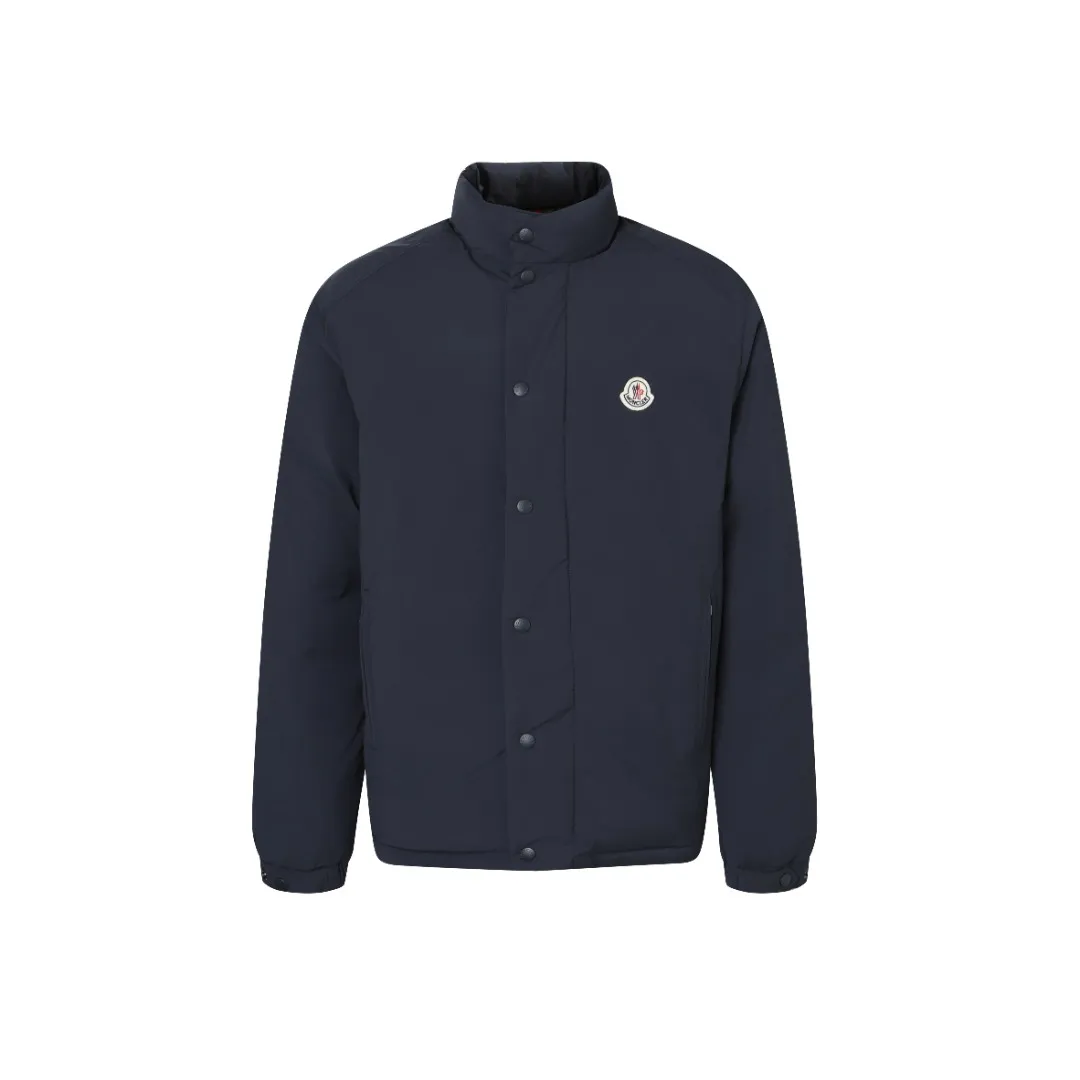P900 MONCLER Solid Color Stand Collar Down Jacket Fabric selection: 100% polyester fiber is selected and processed through microfiberization. The individual fibers become extremely fine, which greatly increases the fiber surface area, making the fabric soft and smooth, and the touch is close to natural fibers. The high-density textile method makes the structure tight, thus giving it a certain degree of wrinkle resistance, windproof warmth and wear resistance.  Lining selection: Use 100% polyamide to create the lining. The high-density and tight weaving process prevents fine lint from getting out of the gaps in the fabric. The smooth surface improves the putting on and taking off experience, and the excellent wear and tear resistance ensures damage caused by frequent use, while the light and soft texture does not affect the overall weight.  High-quality filling: 90 white duck down is selected, with a weight of 210g, ensuring excellent thermal insulation performance. After strict screening and treatment, the velvet is not easy to drill, ensuring durability. Craftsmanship: The interior is quilted with imported No. 7 needles + anti-velvet fine thread, with 13 stitches every three centimeters. The stitches are straight and there is no skipped stitches.  Details: The stand-up collar makes the overall lines look more concise and capable, can wrap the neck well, prevent cold wind from pouring in, and has excellent thermal insulation performance. Whether worn with a scarf or worn alone, combined with the characteristics of the version, it looks energetic, neat and not bloated.  Accessories: one-to-one customized zipper puller, one-to-one customized snap button, one-to-one customized badge SIZE: 1 2 3 4