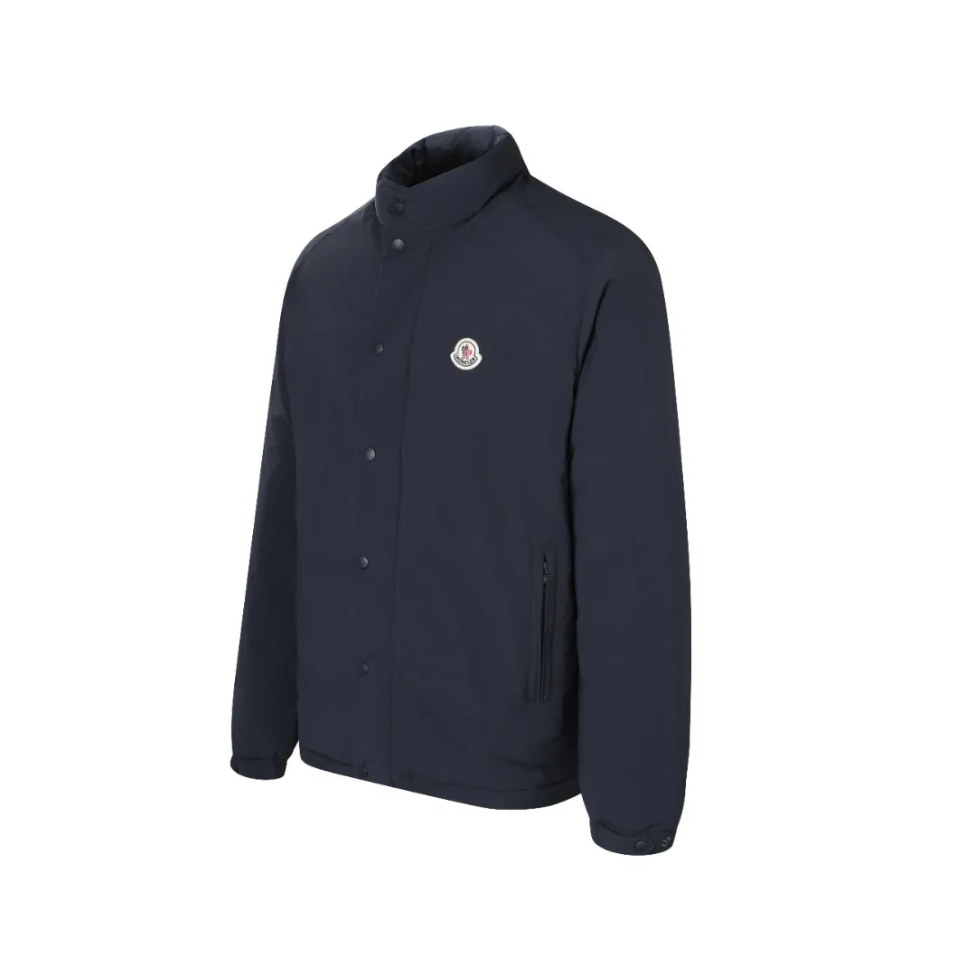 P900 MONCLER Solid Color Stand Collar Down Jacket Fabric selection: 100% polyester fiber is selected and processed through microfiberization. The individual fibers become extremely fine, which greatly increases the fiber surface area, making the fabric soft and smooth, and the touch is close to natural fibers. The high-density textile method makes the structure tight, thus giving it a certain degree of wrinkle resistance, windproof warmth and wear resistance.  Lining selection: Use 100% polyamide to create the lining. The high-density and tight weaving process prevents fine lint from getting out of the gaps in the fabric. The smooth surface improves the putting on and taking off experience, and the excellent wear and tear resistance ensures damage caused by frequent use, while the light and soft texture does not affect the overall weight.  High-quality filling: 90 white duck down is selected, with a weight of 210g, ensuring excellent thermal insulation performance. After strict screening and treatment, the velvet is not easy to drill, ensuring durability. Craftsmanship: The interior is quilted with imported No. 7 needles + anti-velvet fine thread, with 13 stitches every three centimeters. The stitches are straight and there is no skipped stitches.  Details: The stand-up collar makes the overall lines look more concise and capable, can wrap the neck well, prevent cold wind from pouring in, and has excellent thermal insulation performance. Whether worn with a scarf or worn alone, combined with the characteristics of the version, it looks energetic, neat and not bloated.  Accessories: one-to-one customized zipper puller, one-to-one customized snap button, one-to-one customized badge SIZE: 1 2 3 4