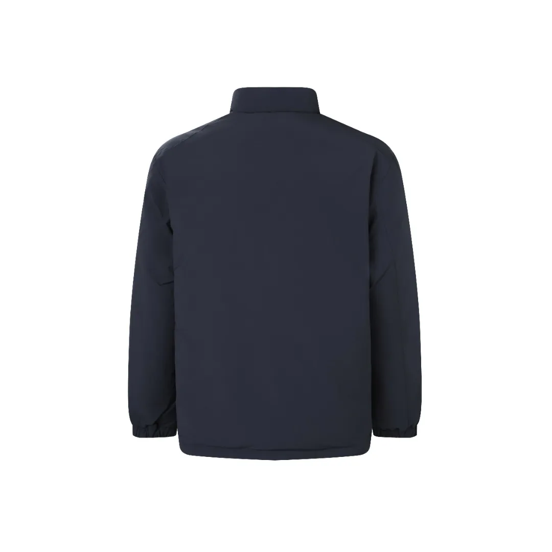 P900 MONCLER Solid Color Stand Collar Down Jacket Fabric selection: 100% polyester fiber is selected and processed through microfiberization. The individual fibers become extremely fine, which greatly increases the fiber surface area, making the fabric soft and smooth, and the touch is close to natural fibers. The high-density textile method makes the structure tight, thus giving it a certain degree of wrinkle resistance, windproof warmth and wear resistance.  Lining selection: Use 100% polyamide to create the lining. The high-density and tight weaving process prevents fine lint from getting out of the gaps in the fabric. The smooth surface improves the putting on and taking off experience, and the excellent wear and tear resistance ensures damage caused by frequent use, while the light and soft texture does not affect the overall weight.  High-quality filling: 90 white duck down is selected, with a weight of 210g, ensuring excellent thermal insulation performance. After strict screening and treatment, the velvet is not easy to drill, ensuring durability. Craftsmanship: The interior is quilted with imported No. 7 needles + anti-velvet fine thread, with 13 stitches every three centimeters. The stitches are straight and there is no skipped stitches.  Details: The stand-up collar makes the overall lines look more concise and capable, can wrap the neck well, prevent cold wind from pouring in, and has excellent thermal insulation performance. Whether worn with a scarf or worn alone, combined with the characteristics of the version, it looks energetic, neat and not bloated.  Accessories: one-to-one customized zipper puller, one-to-one customized snap button, one-to-one customized badge SIZE: 1 2 3 4