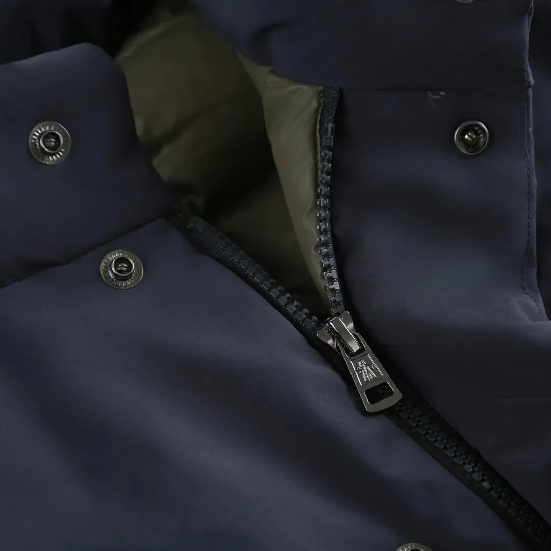 P900 MONCLER Solid Color Stand Collar Down Jacket Fabric selection: 100% polyester fiber is selected and processed through microfiberization. The individual fibers become extremely fine, which greatly increases the fiber surface area, making the fabric soft and smooth, and the touch is close to natural fibers. The high-density textile method makes the structure tight, thus giving it a certain degree of wrinkle resistance, windproof warmth and wear resistance.  Lining selection: Use 100% polyamide to create the lining. The high-density and tight weaving process prevents fine lint from getting out of the gaps in the fabric. The smooth surface improves the putting on and taking off experience, and the excellent wear and tear resistance ensures damage caused by frequent use, while the light and soft texture does not affect the overall weight.  High-quality filling: 90 white duck down is selected, with a weight of 210g, ensuring excellent thermal insulation performance. After strict screening and treatment, the velvet is not easy to drill, ensuring durability. Craftsmanship: The interior is quilted with imported No. 7 needles + anti-velvet fine thread, with 13 stitches every three centimeters. The stitches are straight and there is no skipped stitches.  Details: The stand-up collar makes the overall lines look more concise and capable, can wrap the neck well, prevent cold wind from pouring in, and has excellent thermal insulation performance. Whether worn with a scarf or worn alone, combined with the characteristics of the version, it looks energetic, neat and not bloated.  Accessories: one-to-one customized zipper puller, one-to-one customized snap button, one-to-one customized badge SIZE: 1 2 3 4