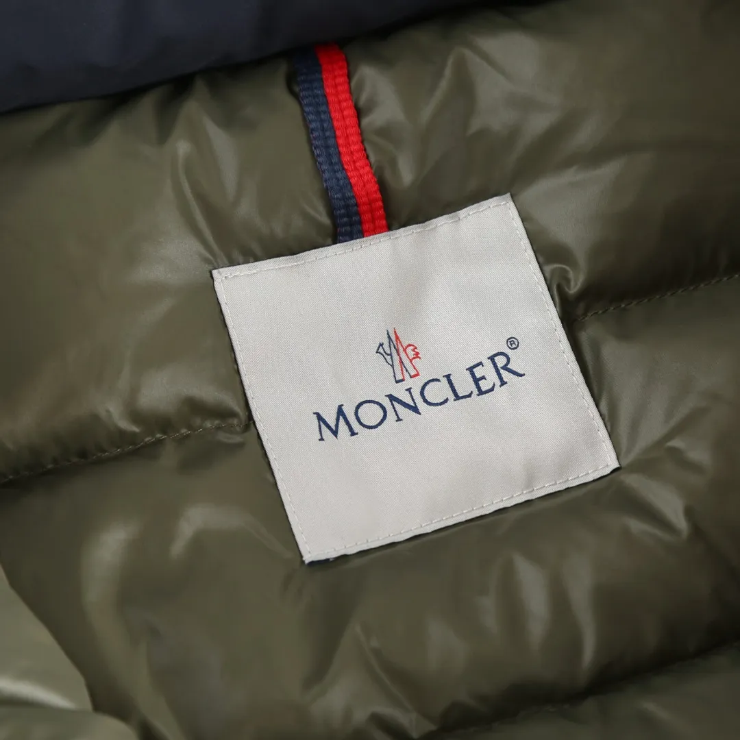 P900 MONCLER Solid Color Stand Collar Down Jacket Fabric selection: 100% polyester fiber is selected and processed through microfiberization. The individual fibers become extremely fine, which greatly increases the fiber surface area, making the fabric soft and smooth, and the touch is close to natural fibers. The high-density textile method makes the structure tight, thus giving it a certain degree of wrinkle resistance, windproof warmth and wear resistance.  Lining selection: Use 100% polyamide to create the lining. The high-density and tight weaving process prevents fine lint from getting out of the gaps in the fabric. The smooth surface improves the putting on and taking off experience, and the excellent wear and tear resistance ensures damage caused by frequent use, while the light and soft texture does not affect the overall weight.  High-quality filling: 90 white duck down is selected, with a weight of 210g, ensuring excellent thermal insulation performance. After strict screening and treatment, the velvet is not easy to drill, ensuring durability. Craftsmanship: The interior is quilted with imported No. 7 needles + anti-velvet fine thread, with 13 stitches every three centimeters. The stitches are straight and there is no skipped stitches.  Details: The stand-up collar makes the overall lines look more concise and capable, can wrap the neck well, prevent cold wind from pouring in, and has excellent thermal insulation performance. Whether worn with a scarf or worn alone, combined with the characteristics of the version, it looks energetic, neat and not bloated.  Accessories: one-to-one customized zipper puller, one-to-one customized snap button, one-to-one customized badge SIZE: 1 2 3 4