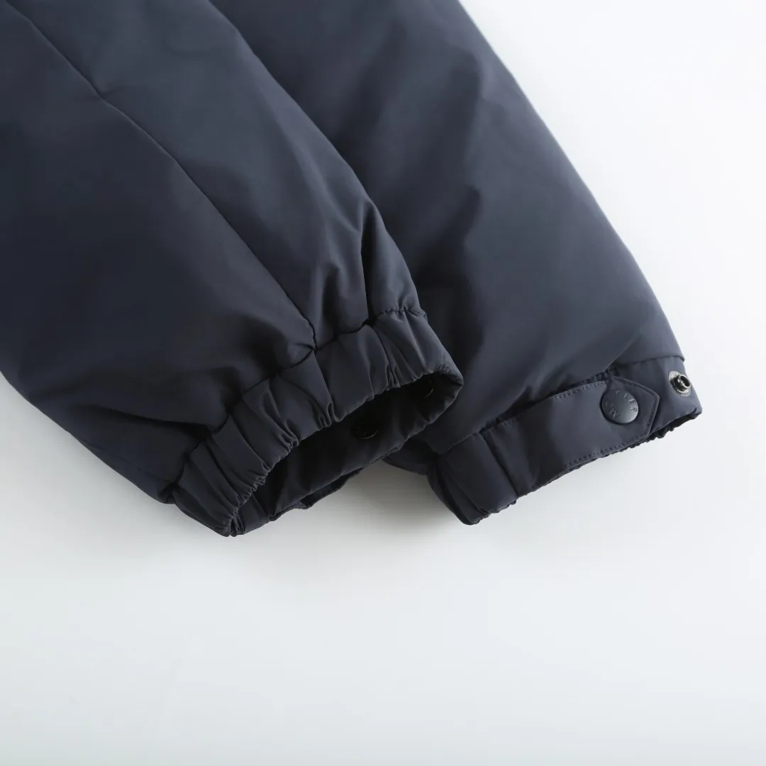 P900 MONCLER Solid Color Stand Collar Down Jacket Fabric selection: 100% polyester fiber is selected and processed through microfiberization. The individual fibers become extremely fine, which greatly increases the fiber surface area, making the fabric soft and smooth, and the touch is close to natural fibers. The high-density textile method makes the structure tight, thus giving it a certain degree of wrinkle resistance, windproof warmth and wear resistance.  Lining selection: Use 100% polyamide to create the lining. The high-density and tight weaving process prevents fine lint from getting out of the gaps in the fabric. The smooth surface improves the putting on and taking off experience, and the excellent wear and tear resistance ensures damage caused by frequent use, while the light and soft texture does not affect the overall weight.  High-quality filling: 90 white duck down is selected, with a weight of 210g, ensuring excellent thermal insulation performance. After strict screening and treatment, the velvet is not easy to drill, ensuring durability. Craftsmanship: The interior is quilted with imported No. 7 needles + anti-velvet fine thread, with 13 stitches every three centimeters. The stitches are straight and there is no skipped stitches.  Details: The stand-up collar makes the overall lines look more concise and capable, can wrap the neck well, prevent cold wind from pouring in, and has excellent thermal insulation performance. Whether worn with a scarf or worn alone, combined with the characteristics of the version, it looks energetic, neat and not bloated.  Accessories: one-to-one customized zipper puller, one-to-one customized snap button, one-to-one customized badge SIZE: 1 2 3 4